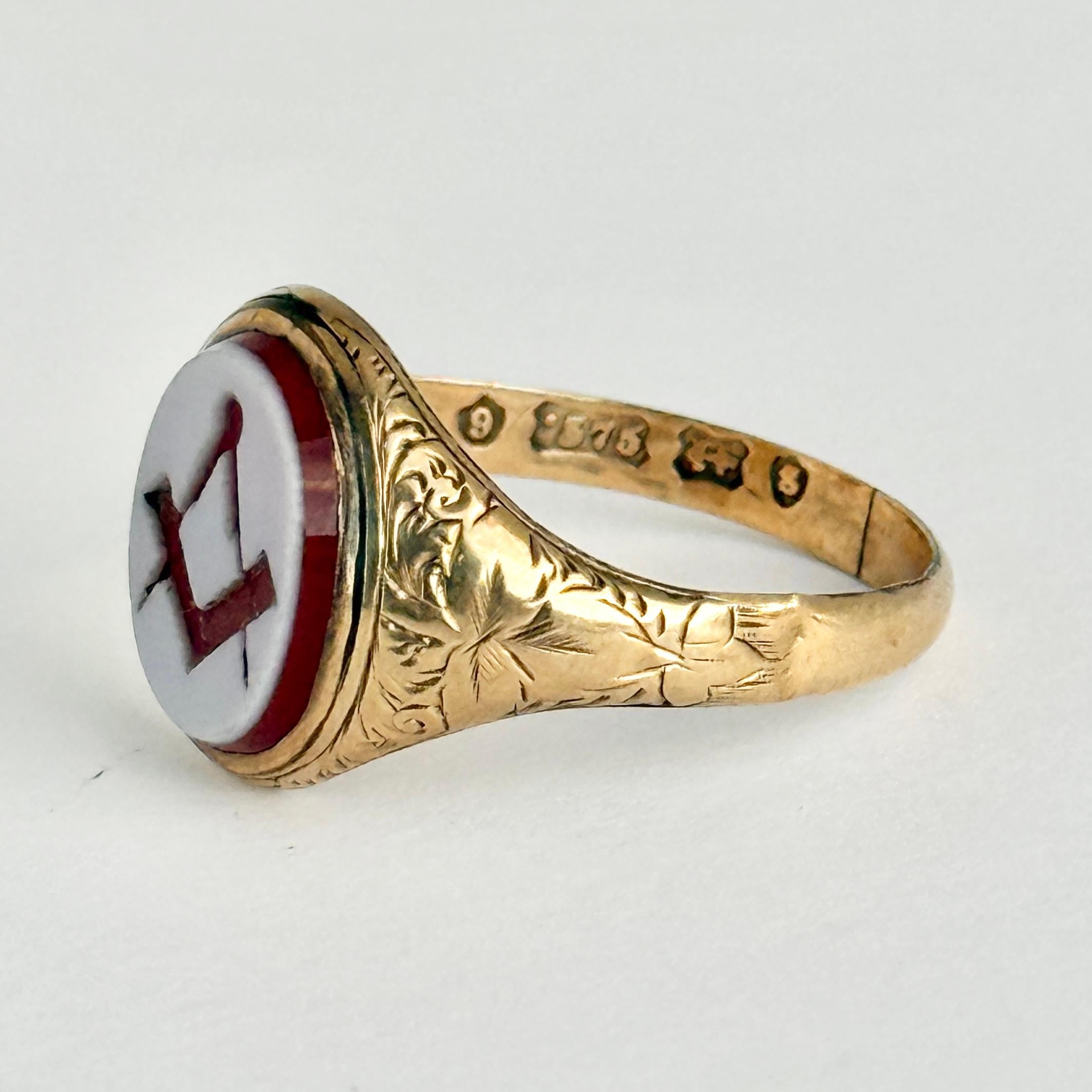 Un superbo anello con sigillo massonico, con un brillante sardonice inciso e modellato in oro giallo 9 carati. Le spalle hanno dei dettagli deliziosi.

Misura dell'anello: O 1/2 o 7 1/2 
Dimensioni della pietra: 11x9 mm

Peso: 2.2 g