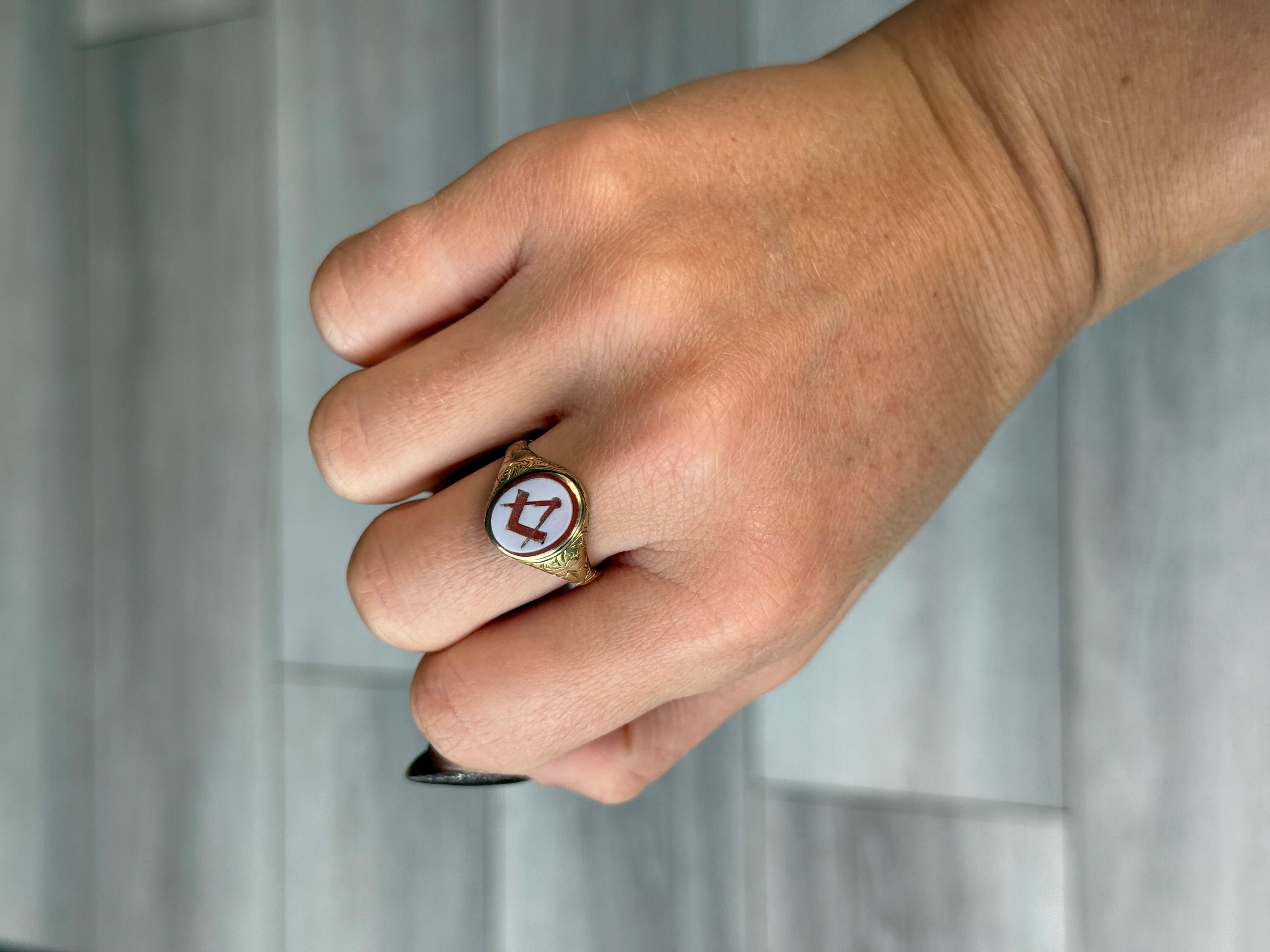 Anello massonico d'epoca con sardonica e oro 9 carati In condizioni buone in vendita a Chipping Campden, GB
