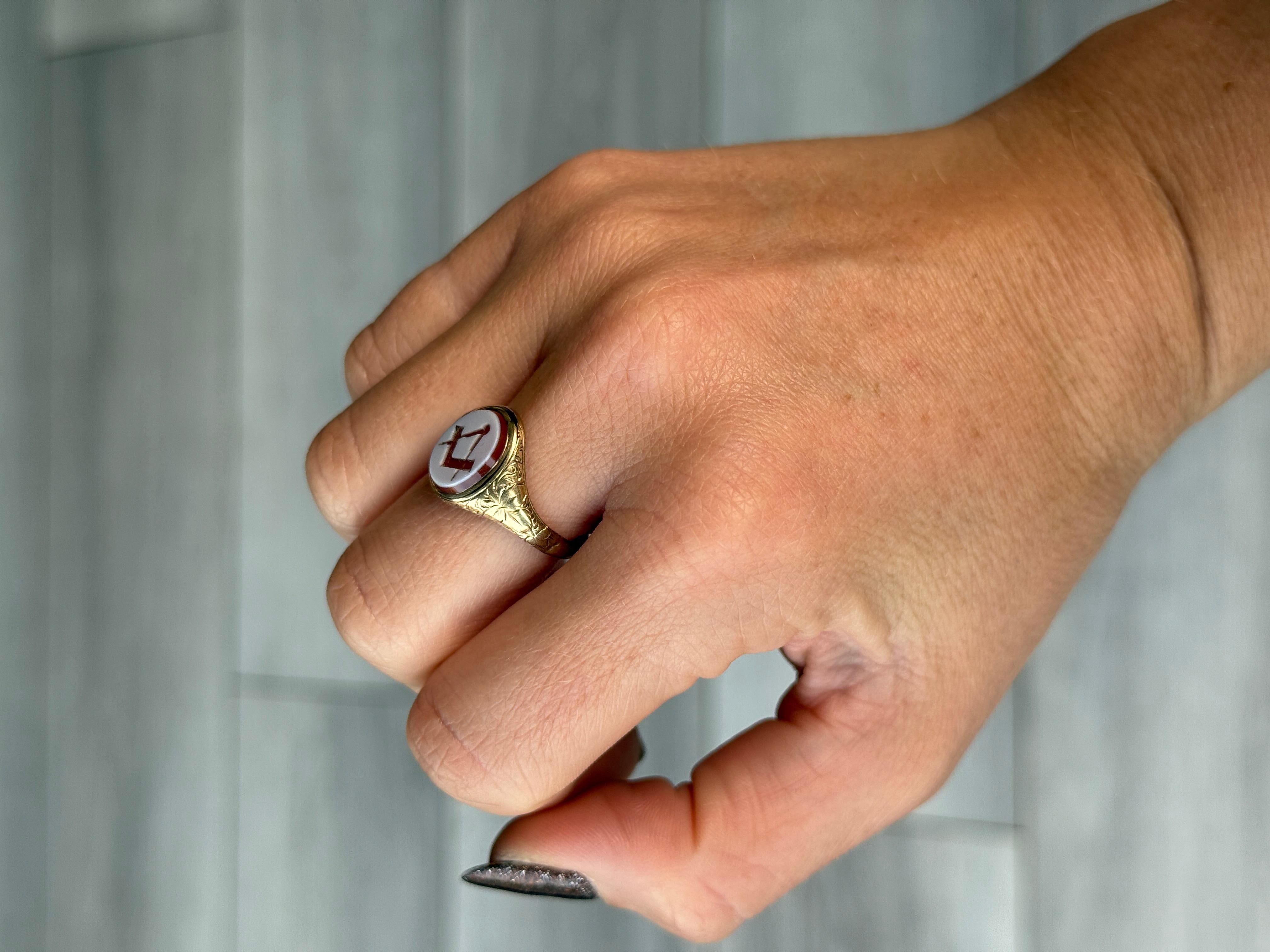 Anello massonico d'epoca con sardonica e oro 9 carati in vendita 1