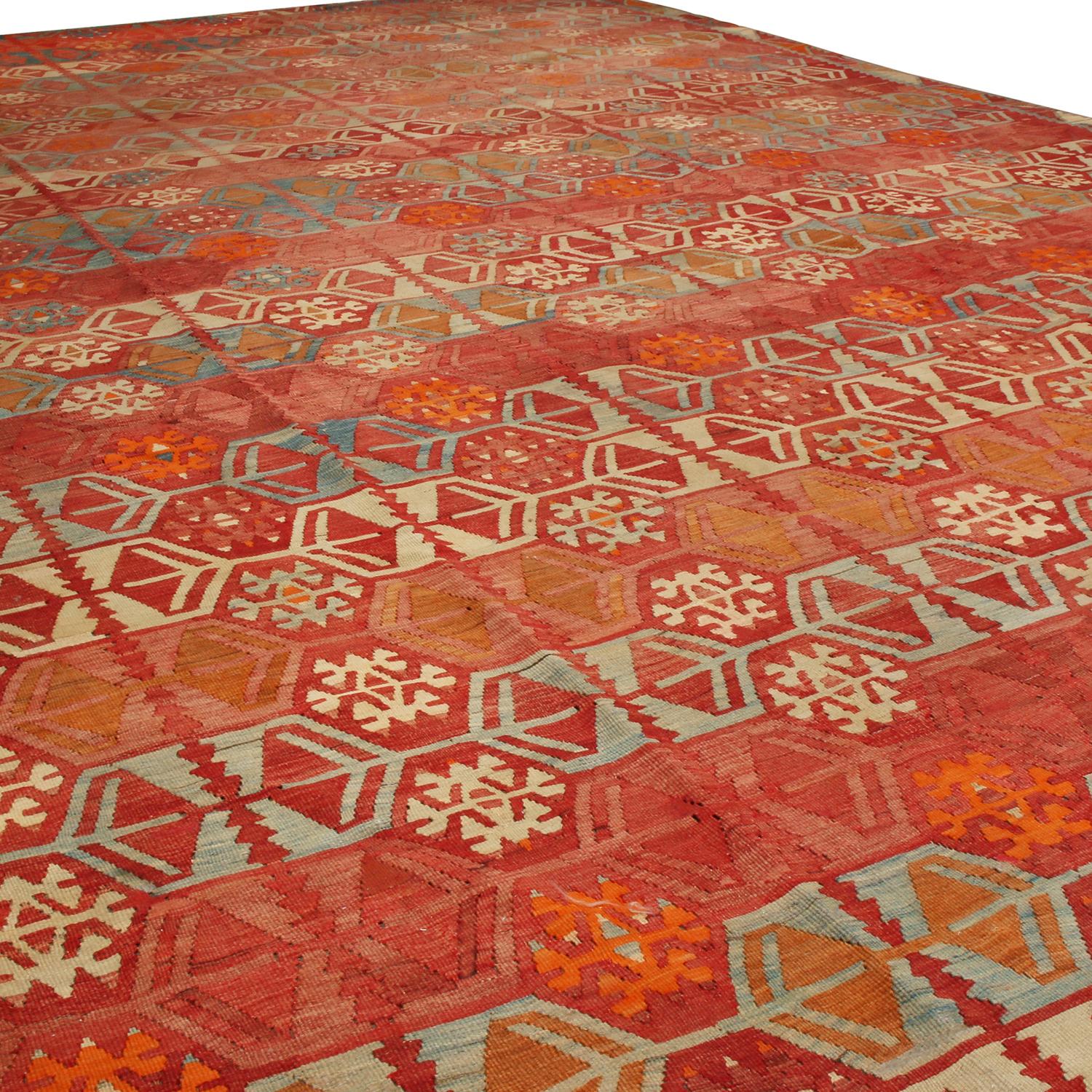 Tissé à plat dans une laine de haute qualité provenant de Turquie entre 1930 et 1940, ce tapis vintage Sarkisla Kilim bénéficie d'un tissage exceptionnellement fin, complété par des rangées naturellement teintées et vibrantes d'orange coucher de