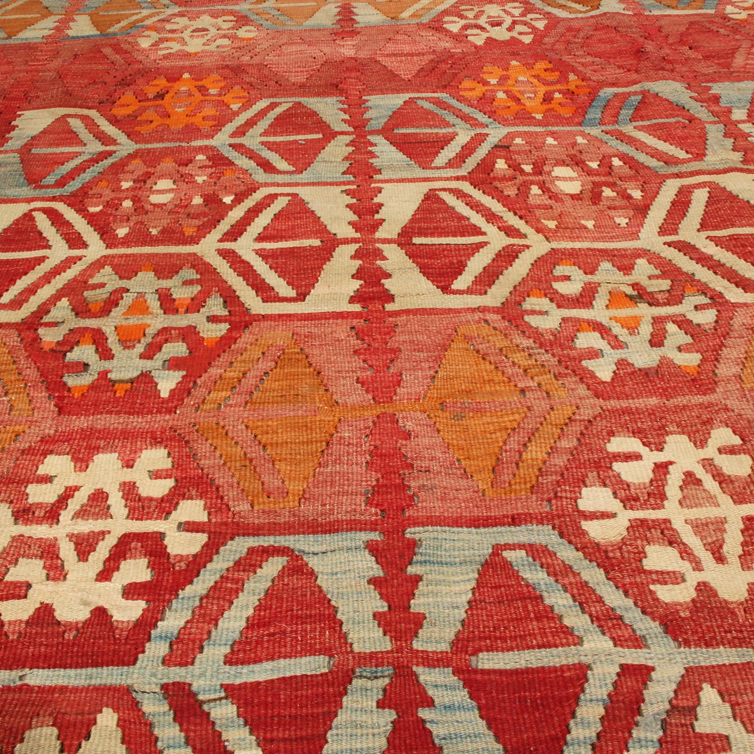 Turc Tapis Kilim vintage en laine rouge Sarkisla aux accents vibrants en vente