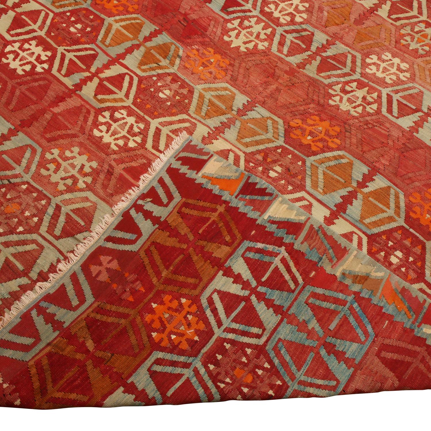 Tissé à la main Tapis Kilim vintage en laine rouge Sarkisla aux accents vibrants en vente