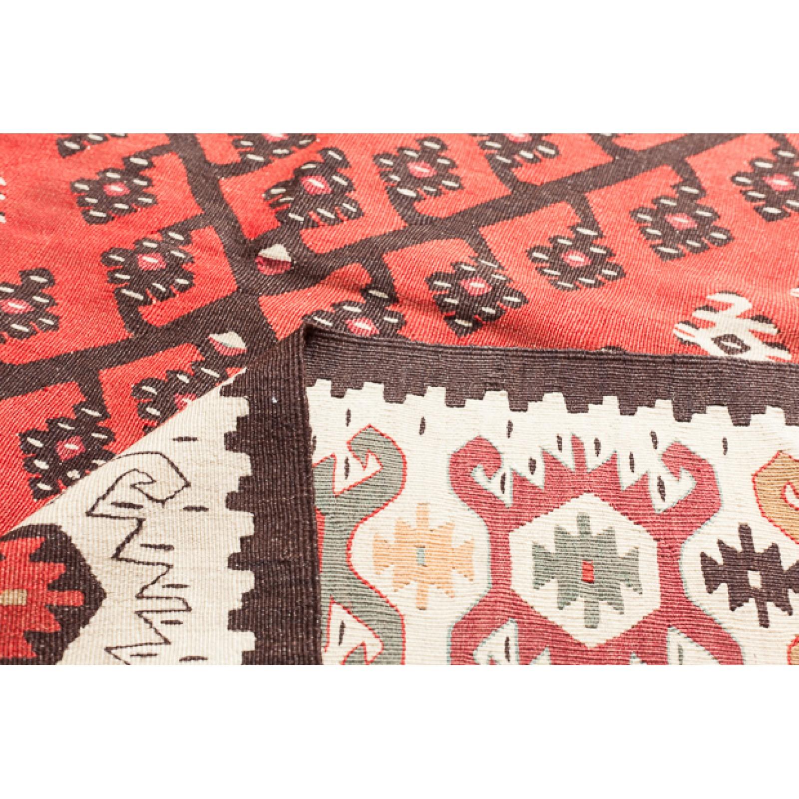 Dies ist ein Vintage Unique Sarkoy (Sharkoy oder Sarköy) Kilim Teppich aus der Westtürkei mit einer seltenen und schönen Farbe Zusammensetzung.

Sarkoy-Kelims sind sehr fein in Schlitzwebart in verschiedenen Größen gewebt und werden in einem Stück