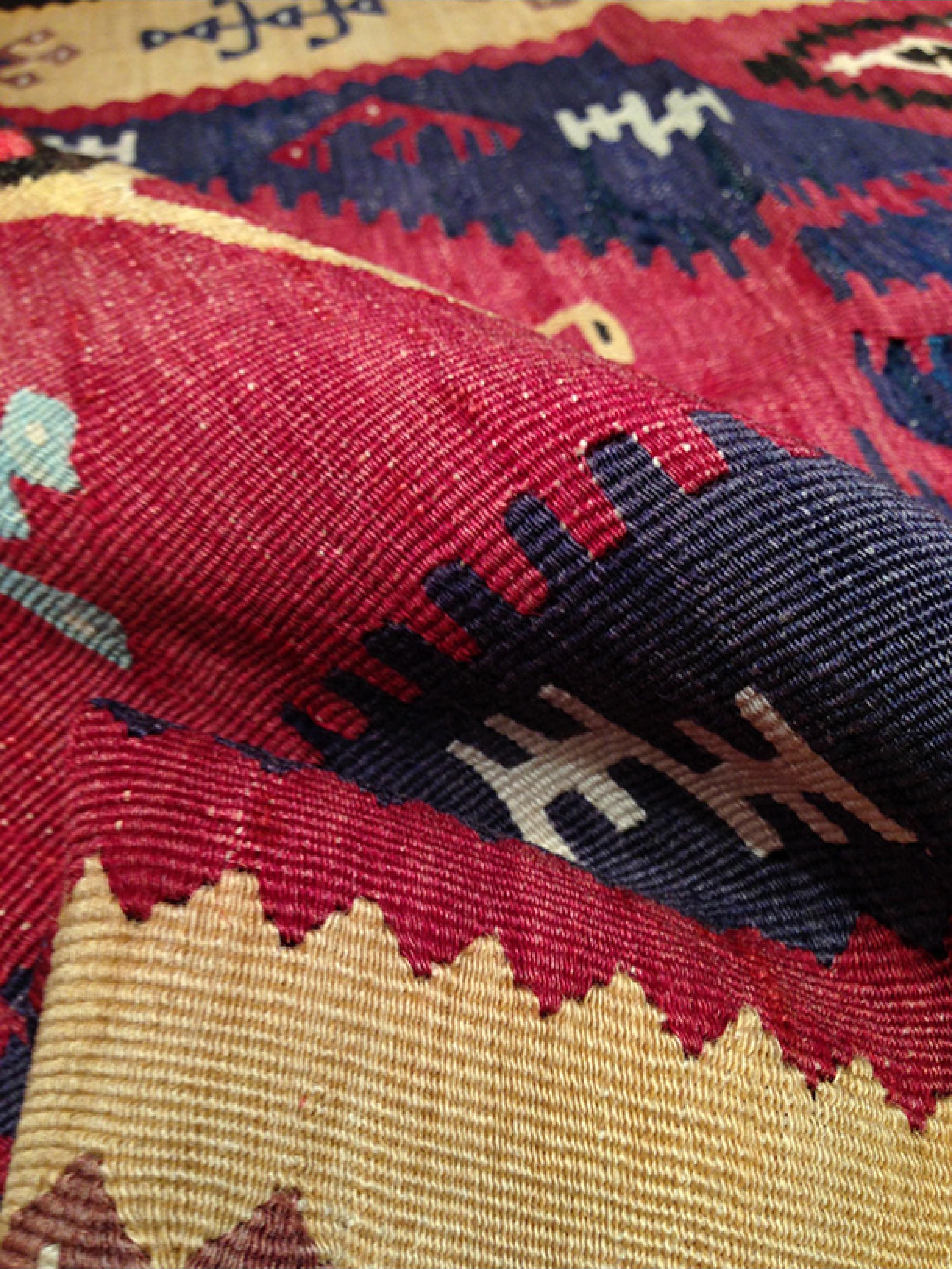 Il s'agit d'un tapis Vintage & Unique Sarkoy ( Sharkoy ou Şarköy ) Kilim de l'ouest de la Turquie avec une rare et belle composition de couleurs.

Les kilims Sarkoy sont très finement tissés en fente, dans une variété de tailles, et sont fabriqués