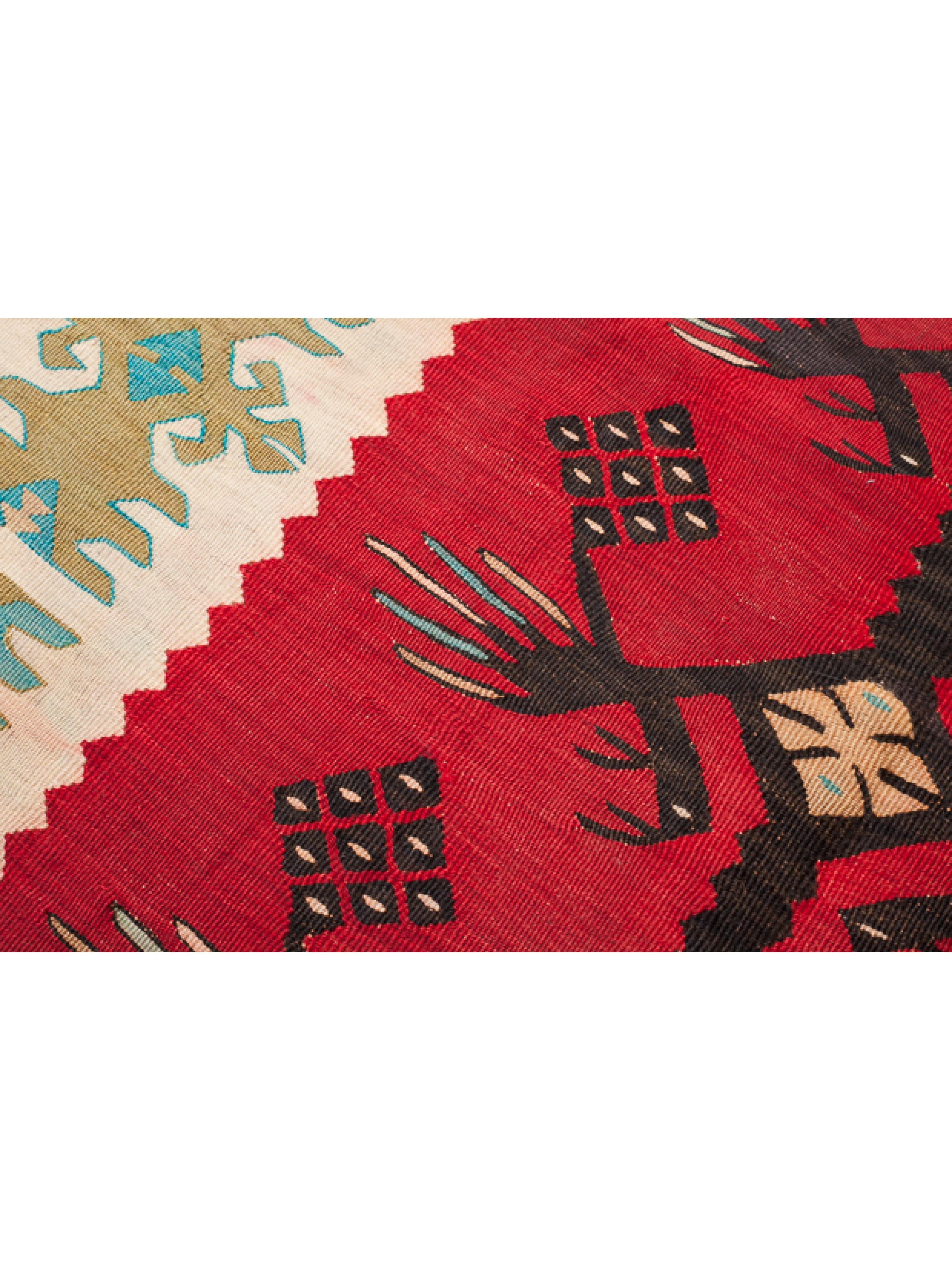 Si tratta di un Rug & Kilim d'epoca e unico ( Sharkoy o Şarköy ) proveniente dalla Turchia occidentale con una rara e bellissima composizione di colori.

I kilim Sarkoy sono tessuti molto finemente a fessura in una varietà di dimensioni e sono
