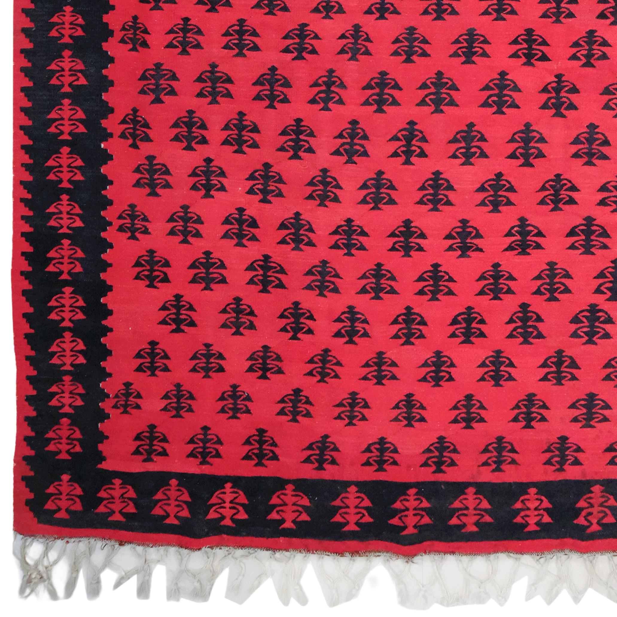 Dieser atemberaubende Şarköy-Teppich ist ein seltener, handgewebter Schatz aus dem frühen 20. Jahrhundert. Dieser aus der Region Thrakien stammende Teppich zeichnet sich durch ein einzigartiges Design aus, das sich mit den traditionellen Motiven und
