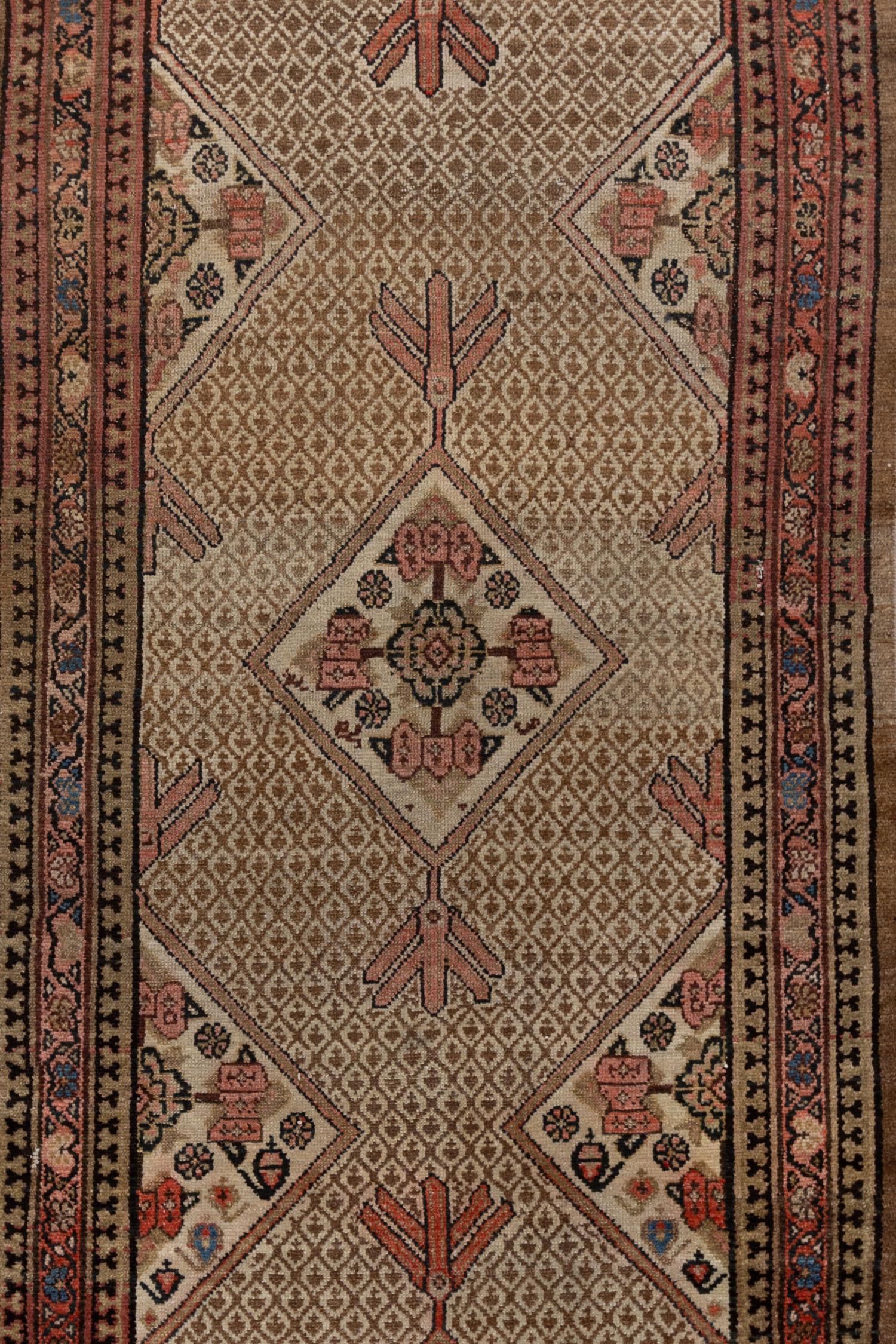 Sarob in seltener Länge mit geometrischem Design und Rosendetails. Guter Zustand. 