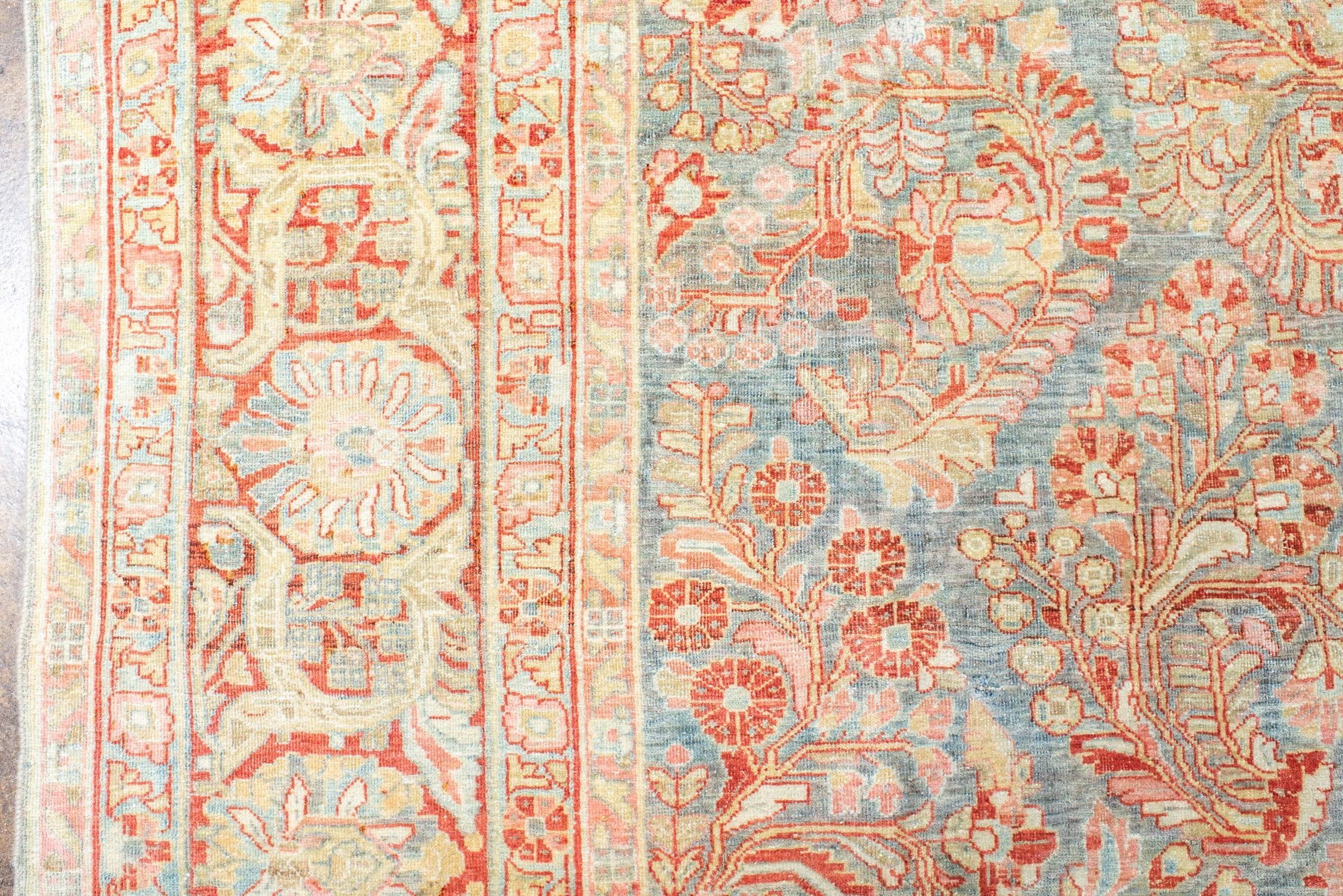 Alfombra Sarouk Vintage con Rosas Florales Rodeando un Centro de Roseta en Bueno estado para la venta en New York, NY