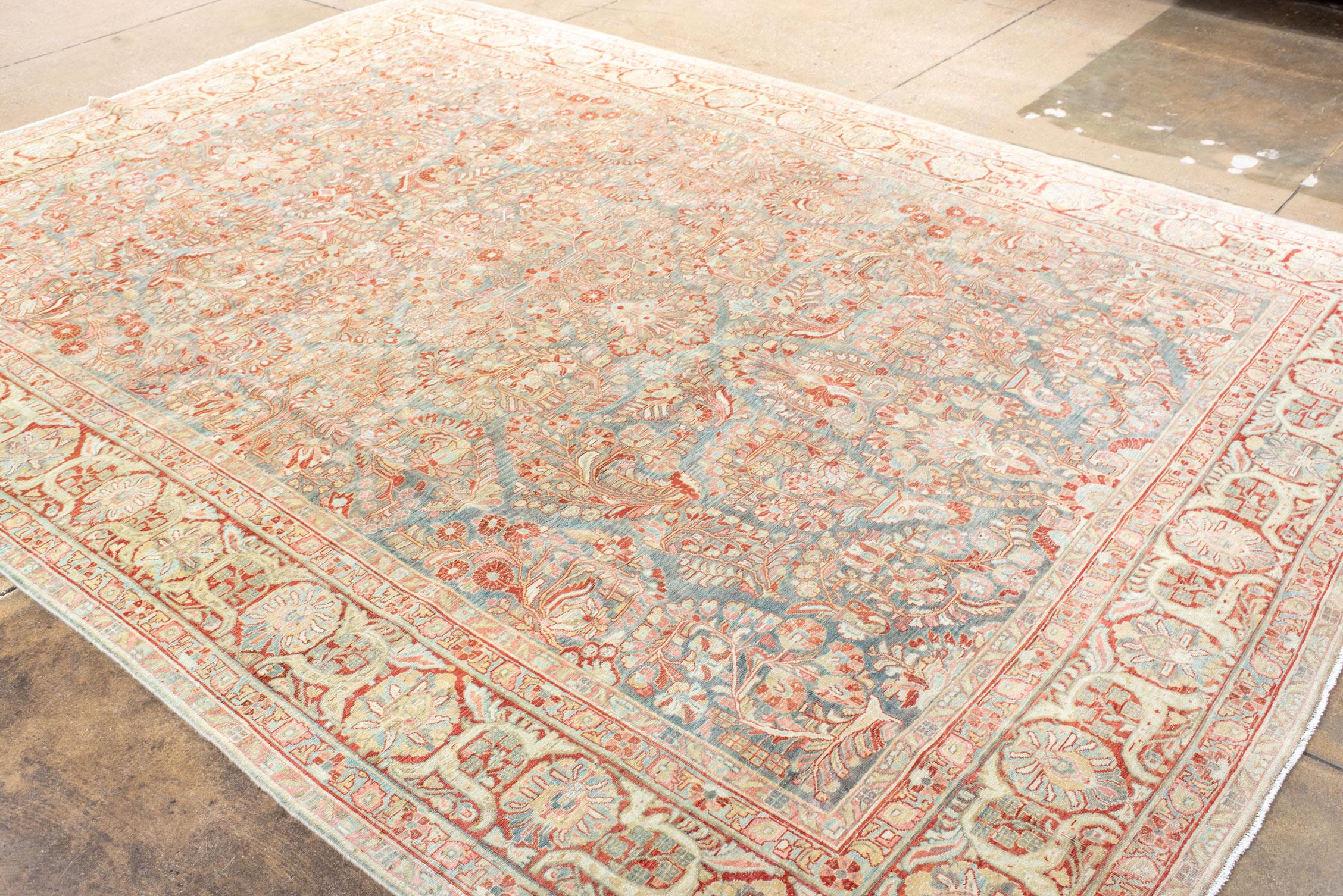 Alfombra Sarouk Vintage con Rosas Florales Rodeando un Centro de Roseta en venta 1