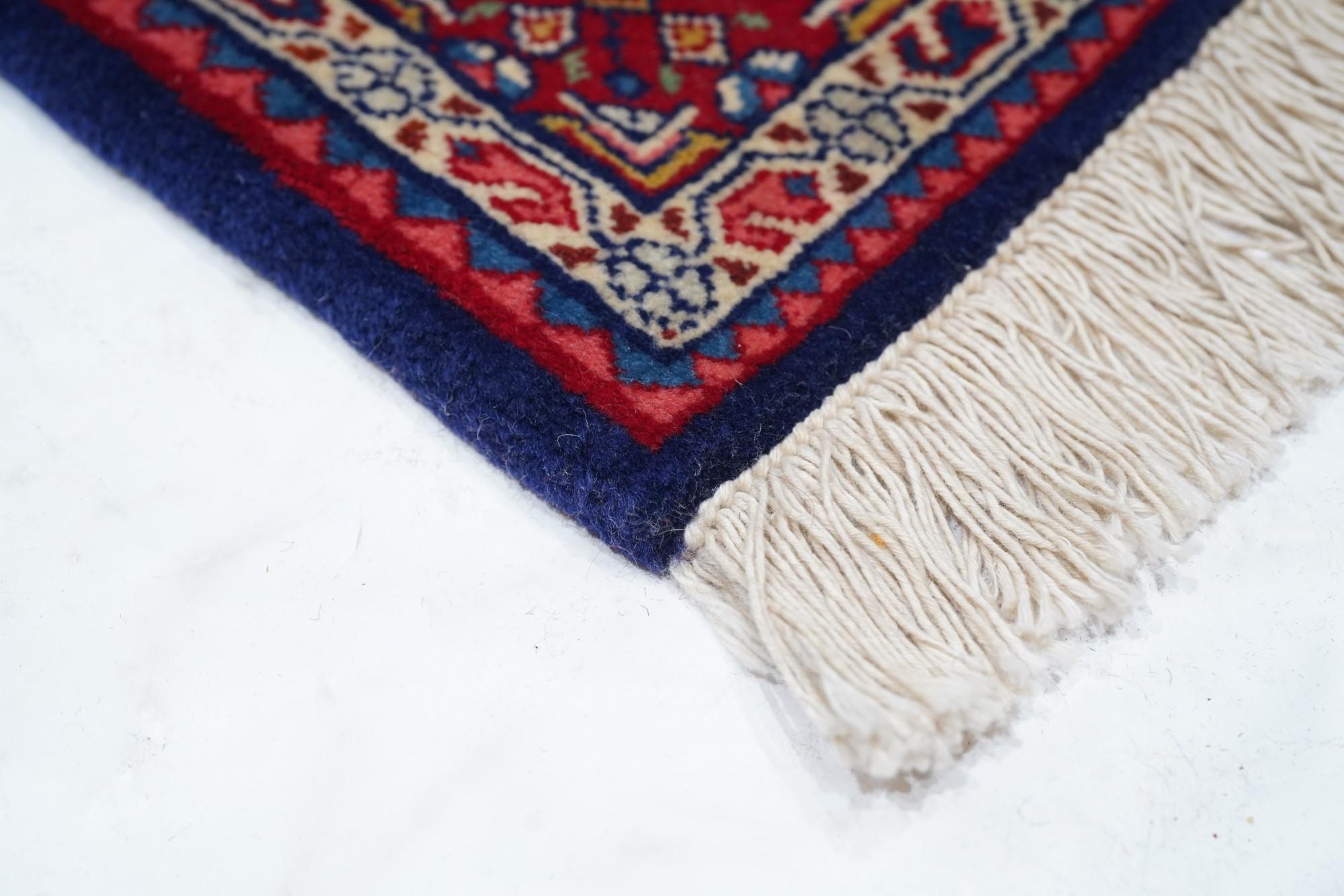 Vintage Sarouk Rug In Good Condition For Sale In New York, NY