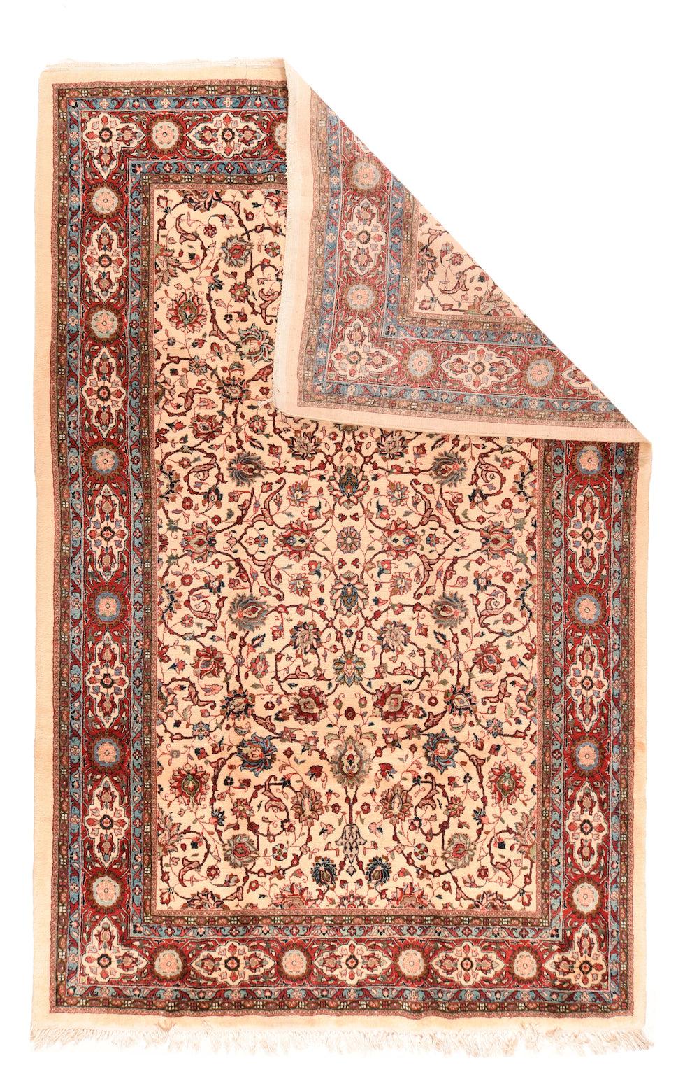 Vintage Sarouk Teppich 7'2'' x 11'0''. Die spiralförmigen Arabesken (Schleim) sind in zwei Ebenen durch die zentrale Palmettensäule mit einem Rosettenschwerpunkt organisiert. Verzweigte Blätter, Rosetten und weitere Palmetten verankern und