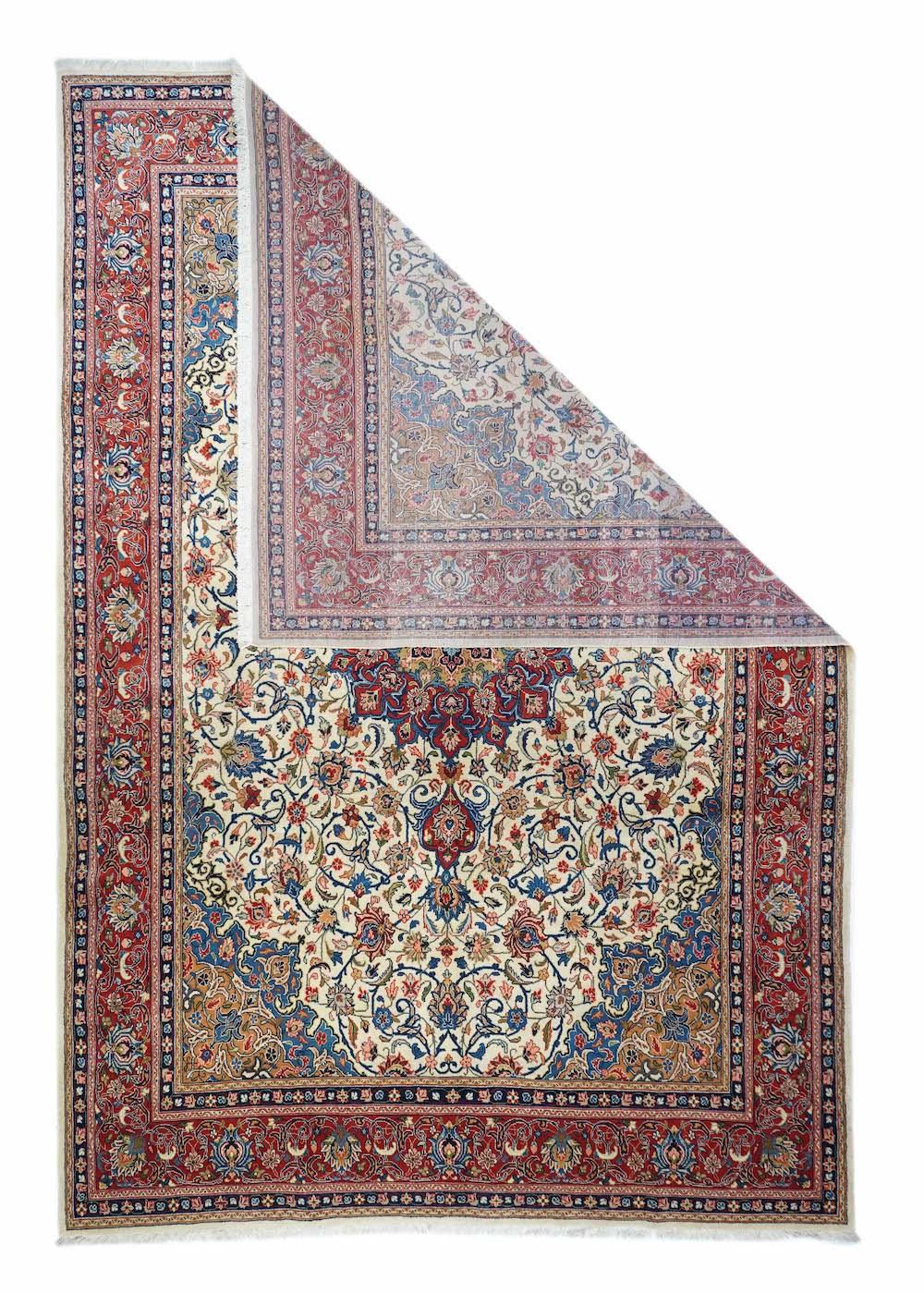 Vintage Sarouk Teppich 8'2'' x 12'5''. Ein abgerundetes altgoldenes Untermedaillon mit Palmettenanhängern ist bequem mit einem roten 16-Punkt-Rundmedaillon mit klaren hellblauen Akzenten auf einem ecrufarbenen Feld mit sich windenden Weinreben und