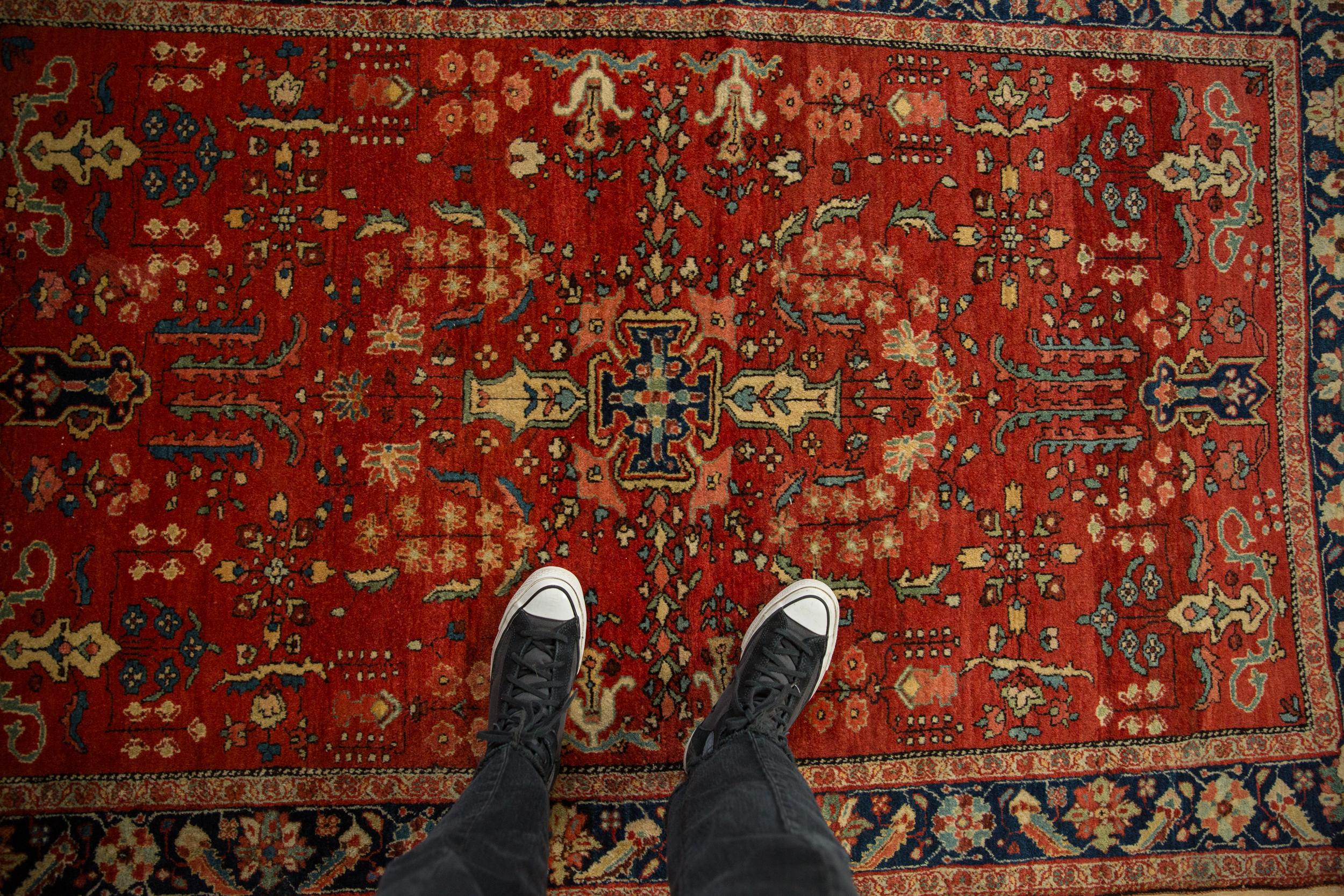 :: Vierblättriges Mittelmedaillon mit ausladenden Blumenbouquets und klassischem, von Farahan Sarouk inspiriertem Designmotiv in einer frühen amerikanischen Sarouk-Bindung. Hauptbordüre mit gezacktem Blatt und verzierter Palmette im Querschnitt und