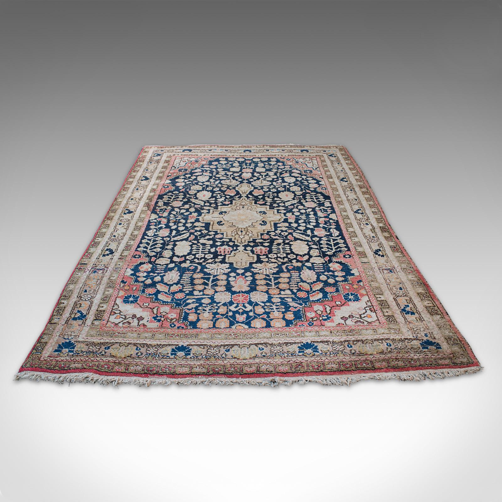 Il s'agit d'un tapis sarouk vintage. Tapis d'entrée ou de salon persan, en laine, de taille Dozar, datant du début du 20e siècle, vers 1930.

Un tapis traditionnel de taille Dozar de 219 cm (86,25
