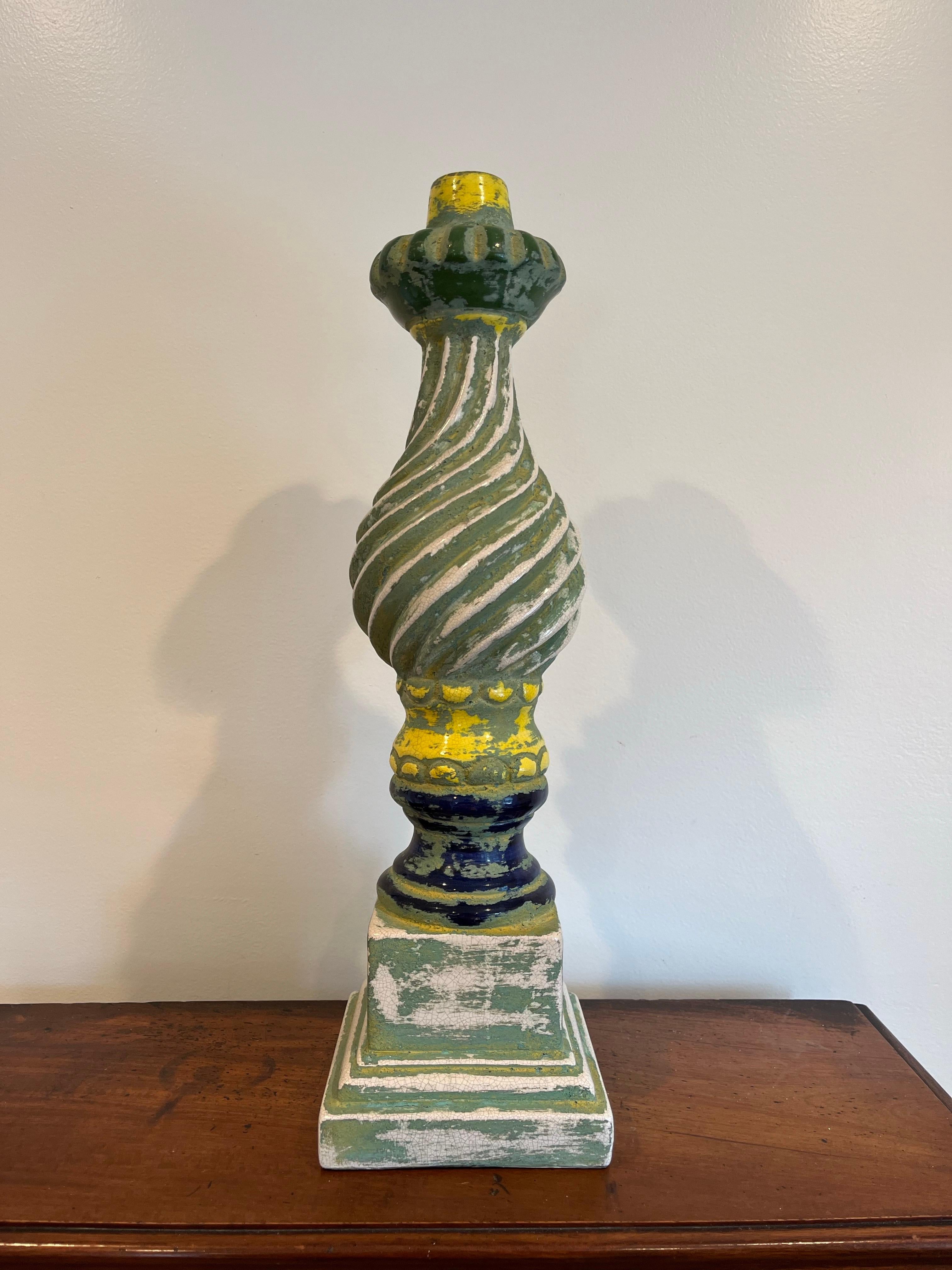 Bellissimo portacandele in ceramica smaltata di grandi dimensioni di Sarried, LTD. Un pezzo alto con una bella forma. Ben arredato con presenza di agenti atmosferici. 
