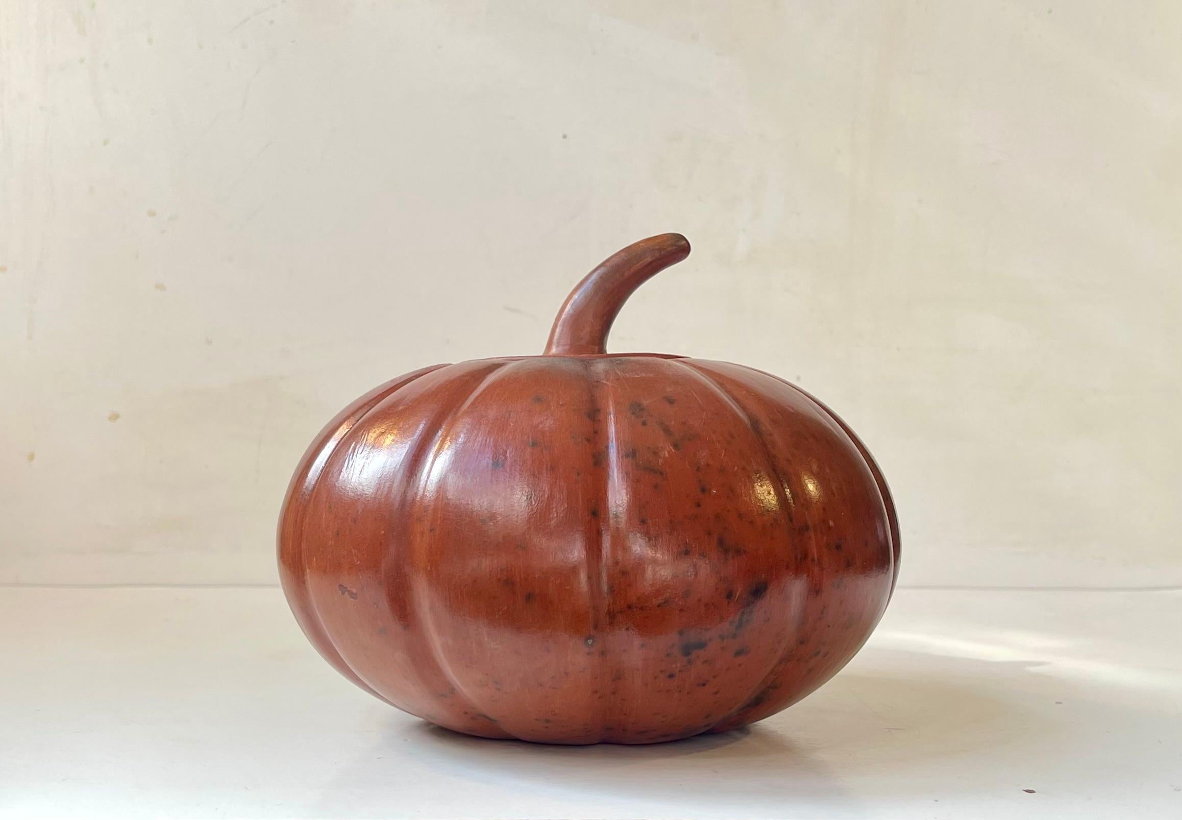 Un sostanzioso vaso a forma di zucca in terracotta smaltata. Realizzato a mano da Sasak sull'isola di Lombok, in Indonesia, nel 1980-90 circa. Ha una caratteristica glassa marrone 