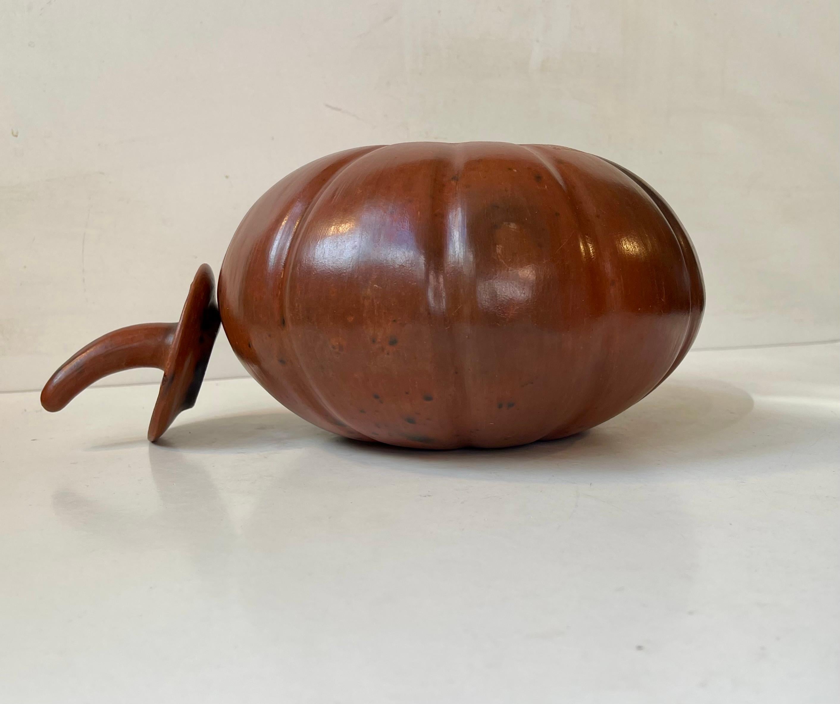 Art Déco Contenitore per zucche Sasak Lombok d'epoca in terracotta smaltata in vendita