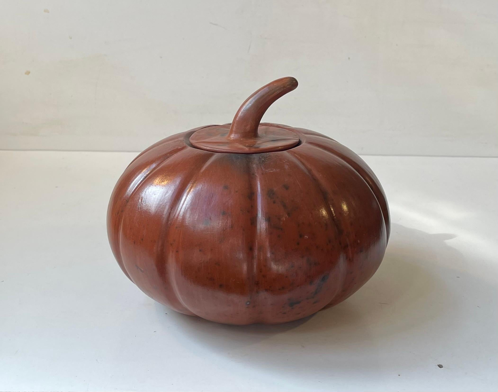 Indonesiano Contenitore per zucche Sasak Lombok d'epoca in terracotta smaltata in vendita