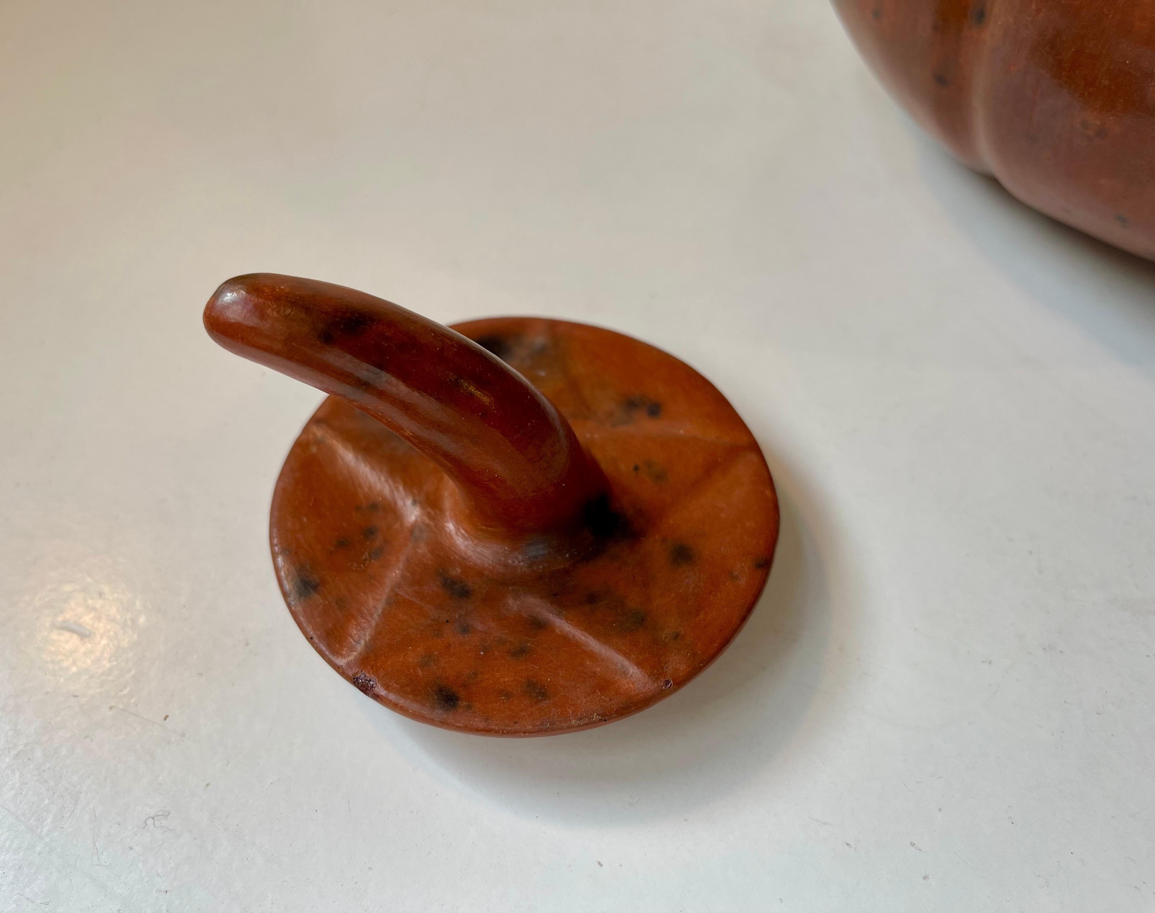 Smaltato Contenitore per zucche Sasak Lombok d'epoca in terracotta smaltata in vendita