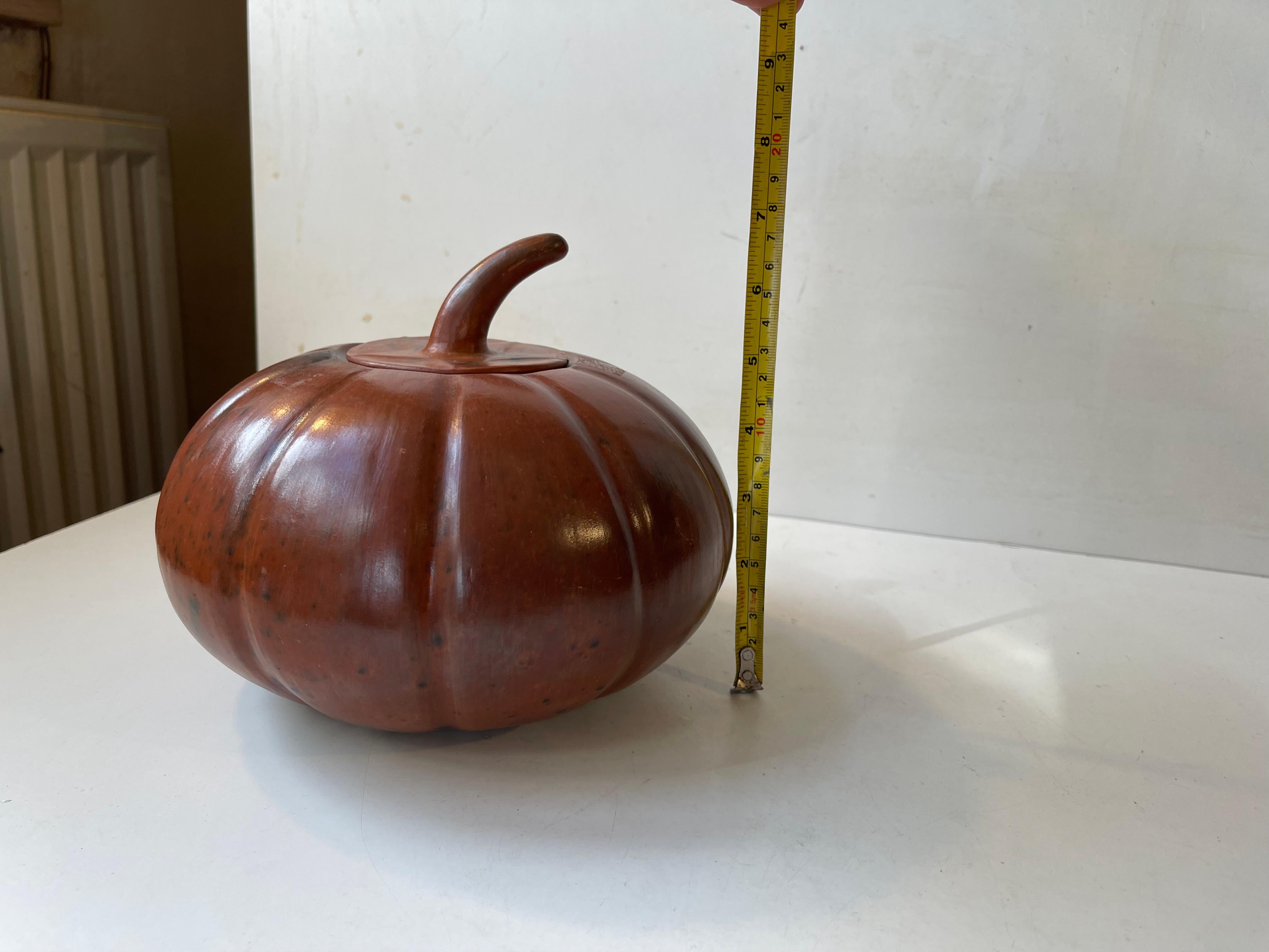 Cotto Contenitore per zucche Sasak Lombok d'epoca in terracotta smaltata in vendita