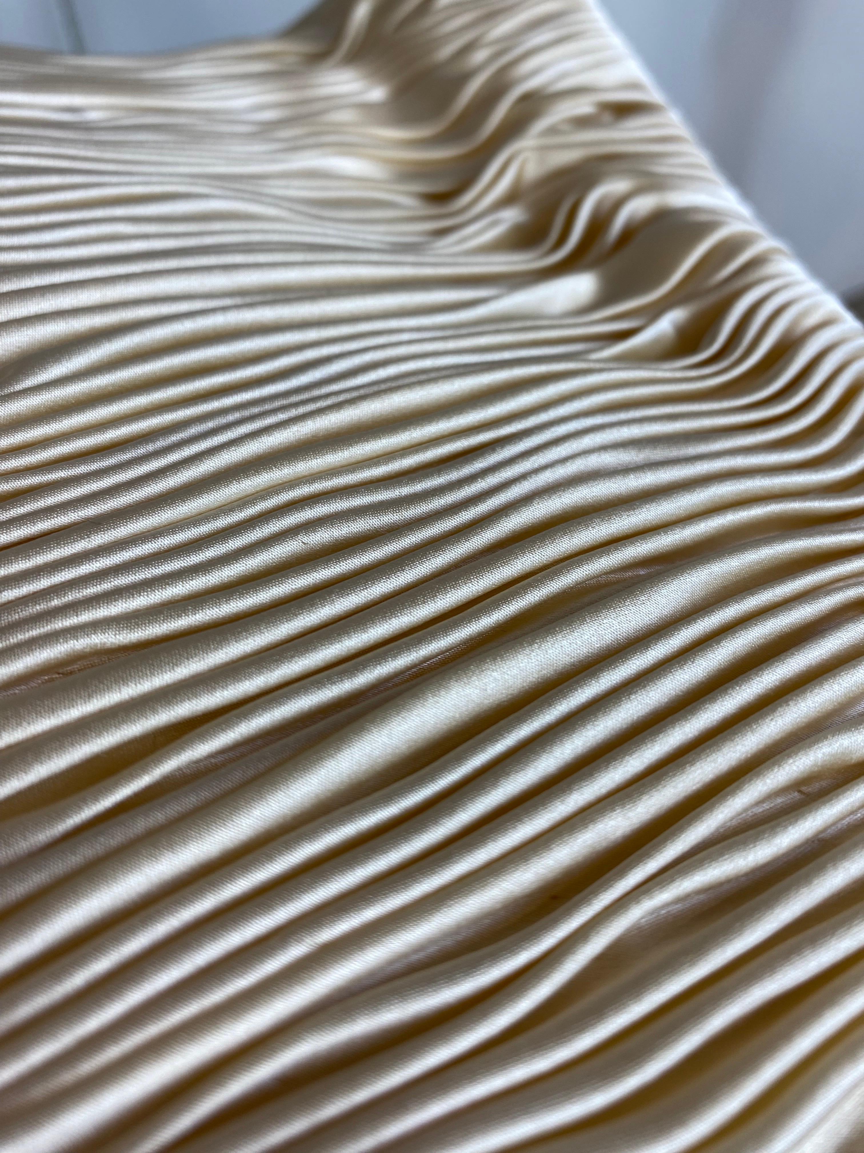 Vintage satin top by Valentino in ivory. In Good Condition In Carnate, IT