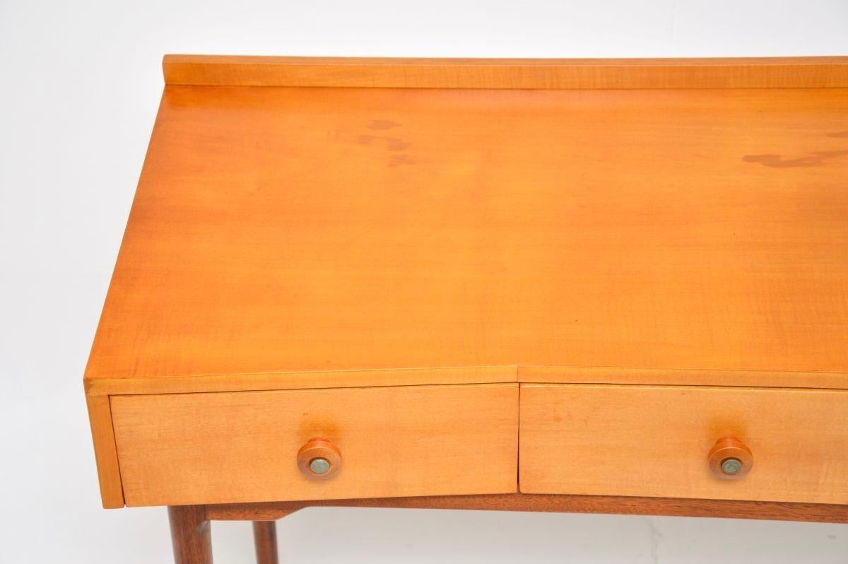 Console / Table d'appoint en bois satiné vintage Bon état - En vente à London, GB