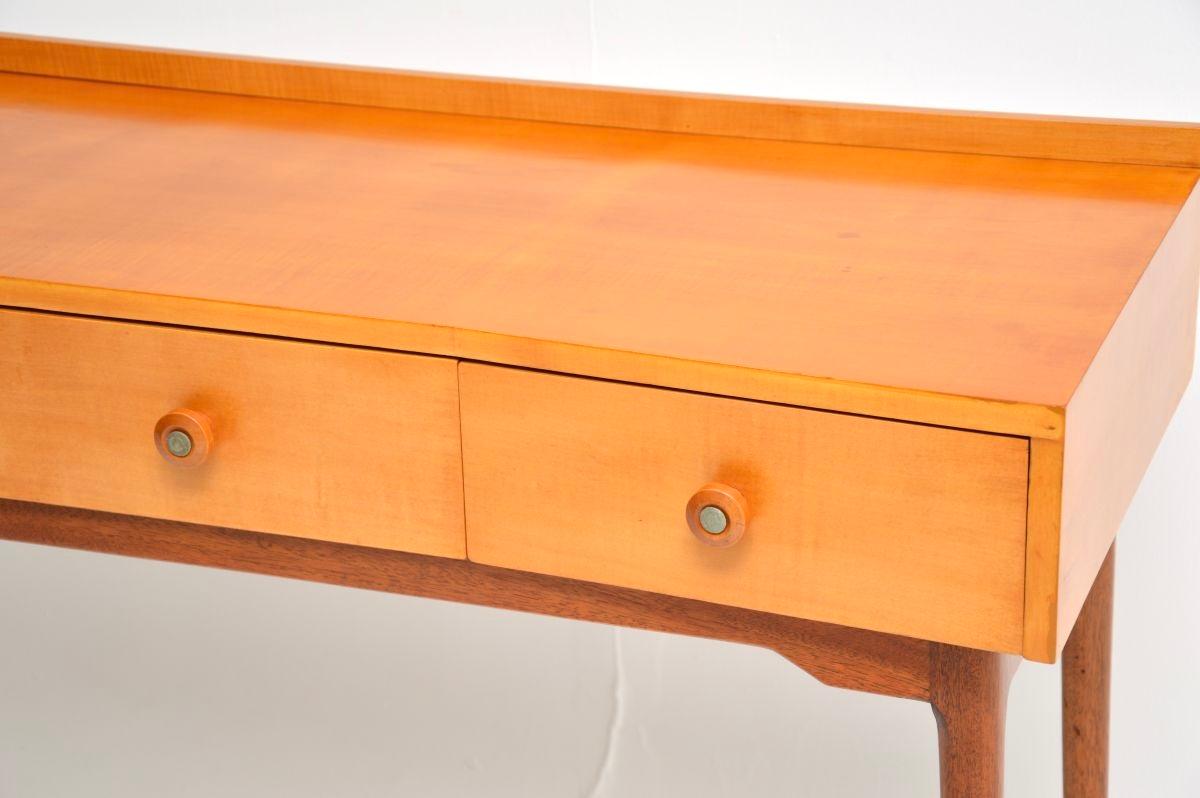 Console / Table d'appoint en bois satiné vintage en vente 1