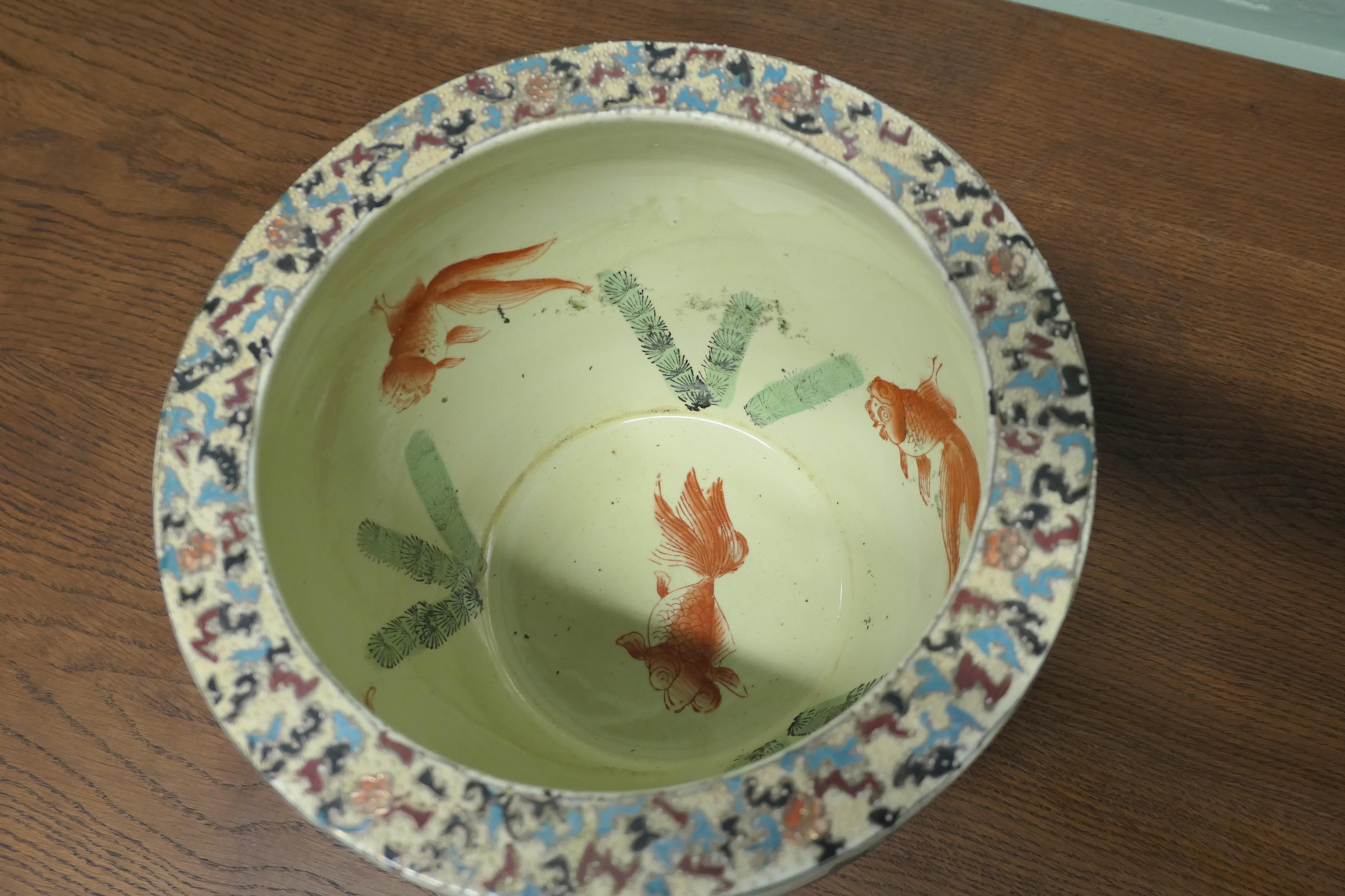 Ciotola per pesce decorata in ceramica di Satsuma d'epoca In condizioni buone in vendita a Godshill, Isle of Wight