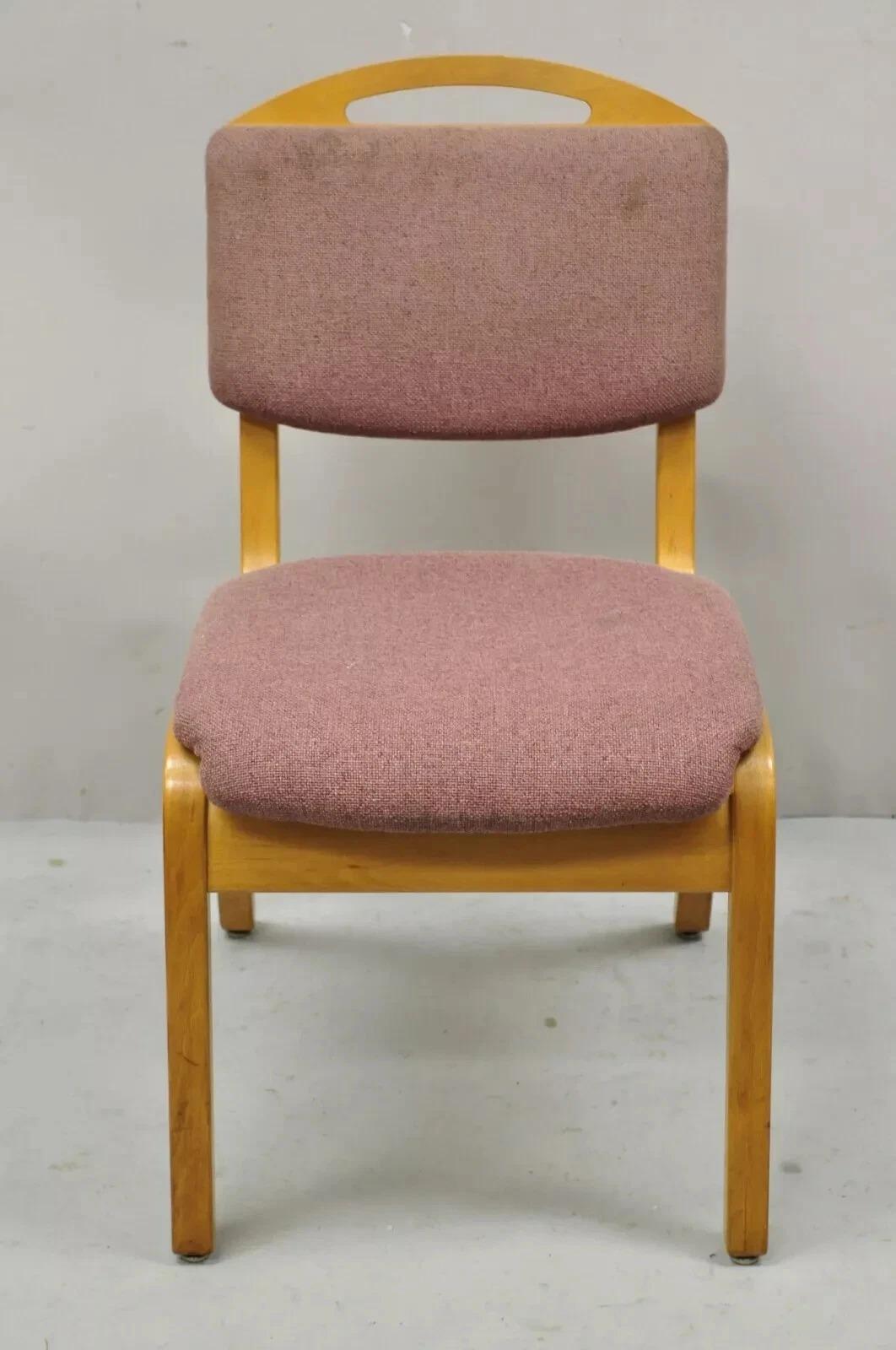Vintage Sauder Designare Mid Century Modern Pink Bentwood Stacking Side Chair. Circa alla fine del XX secolo. L'articolo presenta una struttura in legno curvato, una maniglia posteriore, un'imbottitura originale rosa, una forma impilabile e