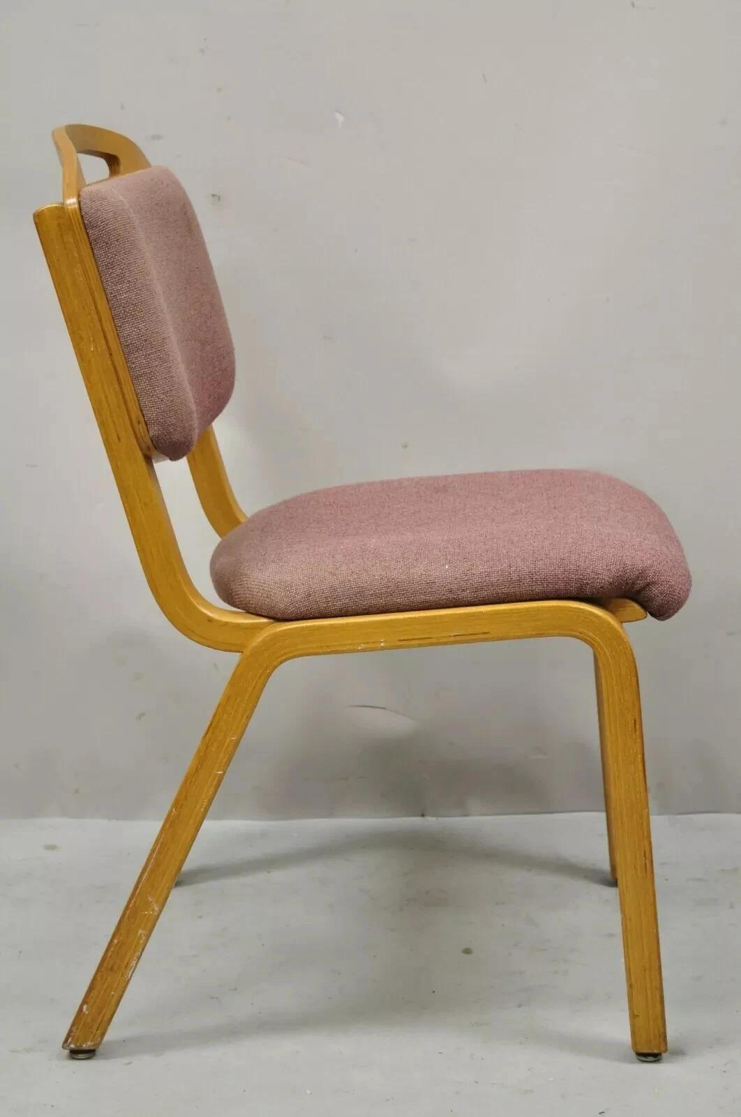 XX secolo Vintage Sauder Designare Mid Century Modern Pink Bentwood Stacking Side Chair in vendita