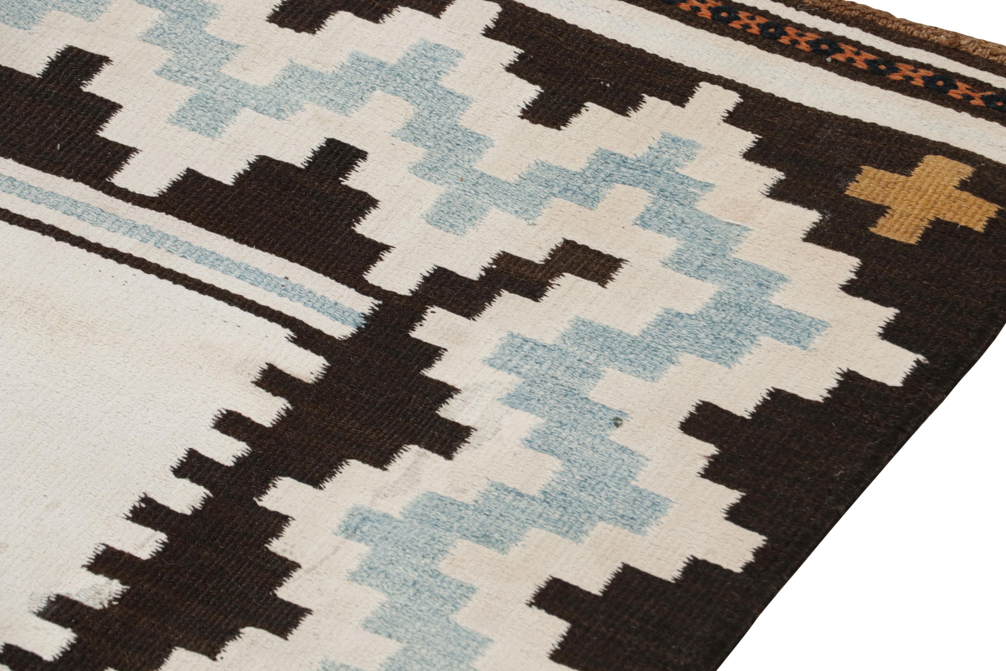 Persischer Woll-Kelim-Läufer von Teppich & Kelim, Saveh in Weiß, Blau und Schwarz (Handgewebt) im Angebot