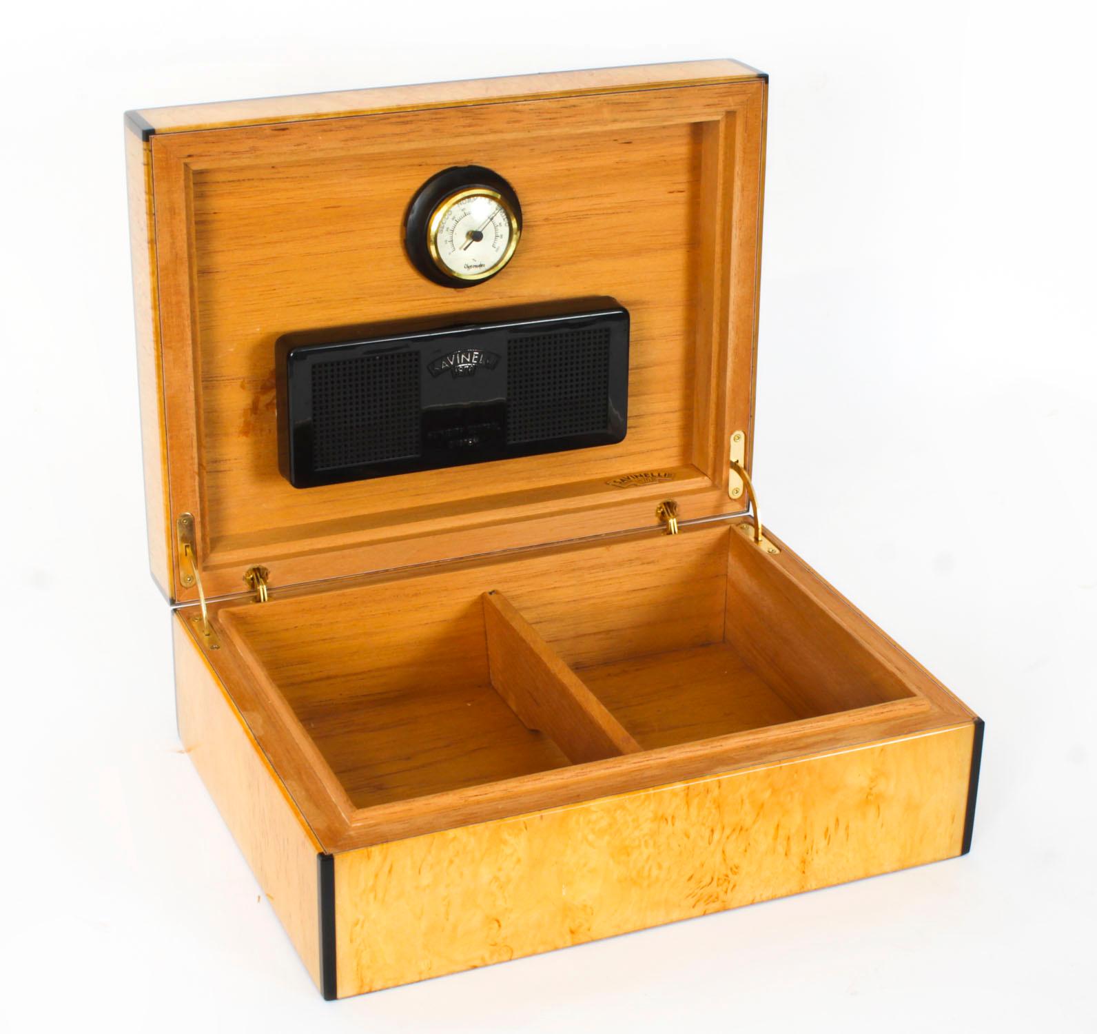An superb and elegant Vintage Karelian Birch humidor with fitted interior by the renowned manufacturer Savinelli, retailed by the legendary retailer Harrods, mid 20th century in date.

The rectangular humidor features a a striking Karelian Birch