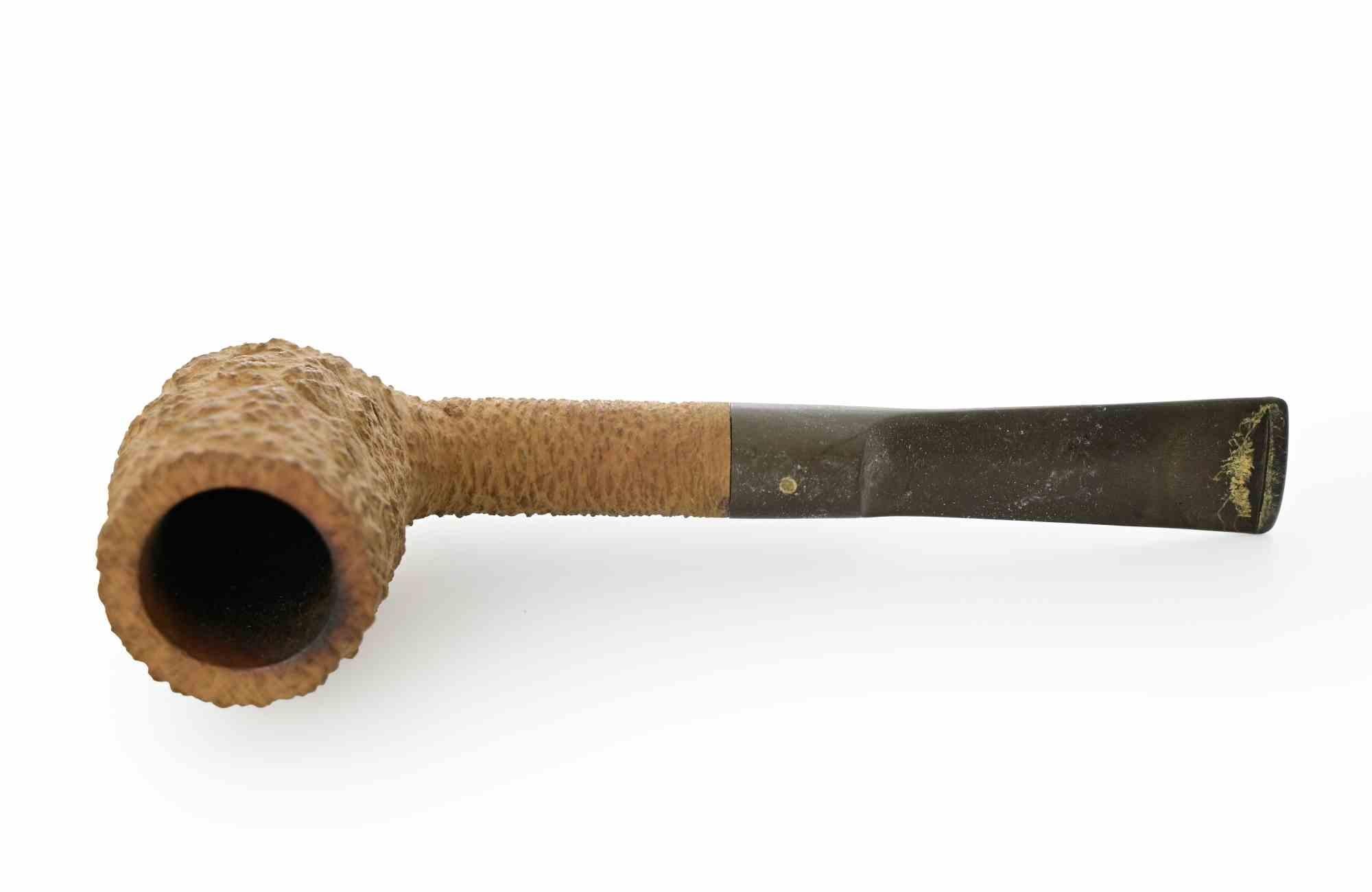 Il modello Savinelli Punto Oro, una delle serie più pregiate realizzate dall'azienda italiana Savinelli, rinomata per le sue pipe in radica.

Il tubo ha una superficie bugnata (profondamente strutturata) con una finitura naturale. Questo stile mette