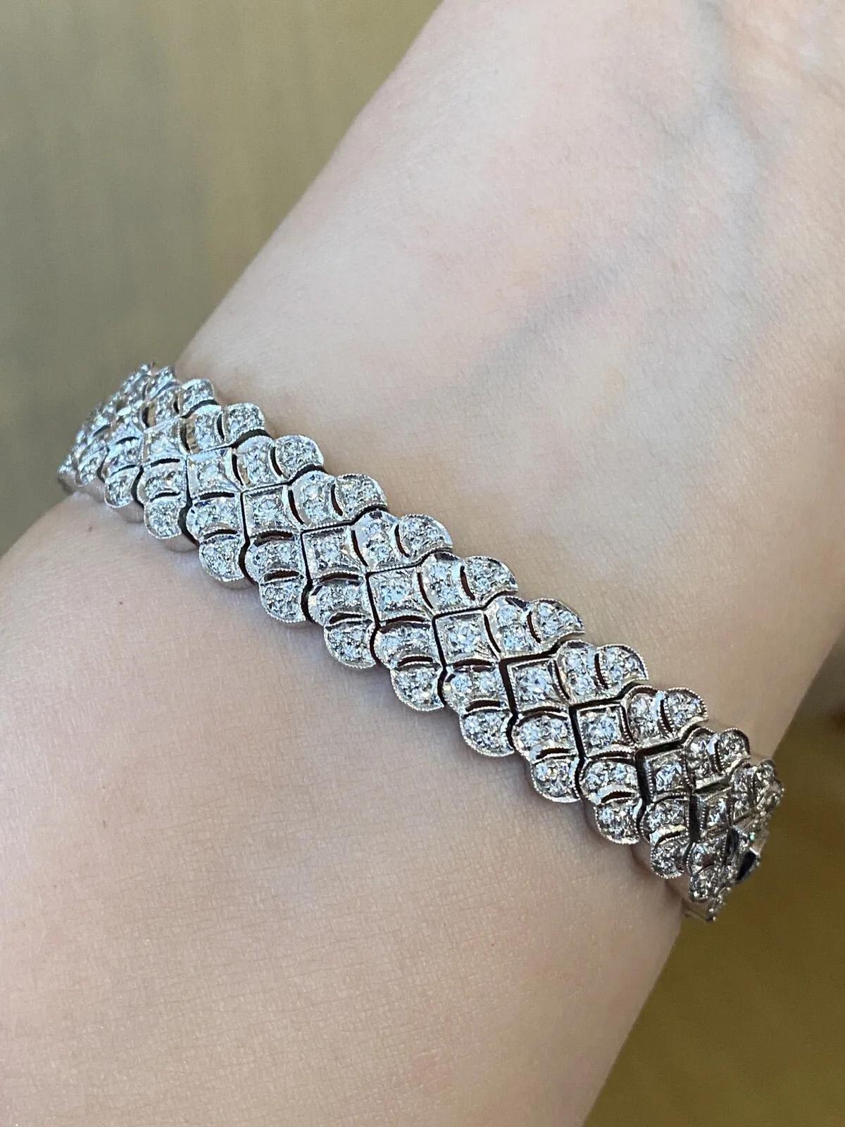 Vintage Scalloped Link Diamond Bracelet 4.50 carat total weight in 18k White Gold.

Diamond Bracelet features Scalloped Links set with Round Brilliant cut Diamonds in 18k White Gold. Bracelet is secured by a push button tongue clasp with 2 safety