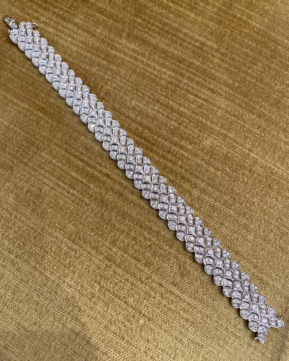 Vintage Scalloped Link Diamond Bracelet 4.50 Carat Total in 18k White Gold In Excellent Condition For Sale In La Jolla, CA