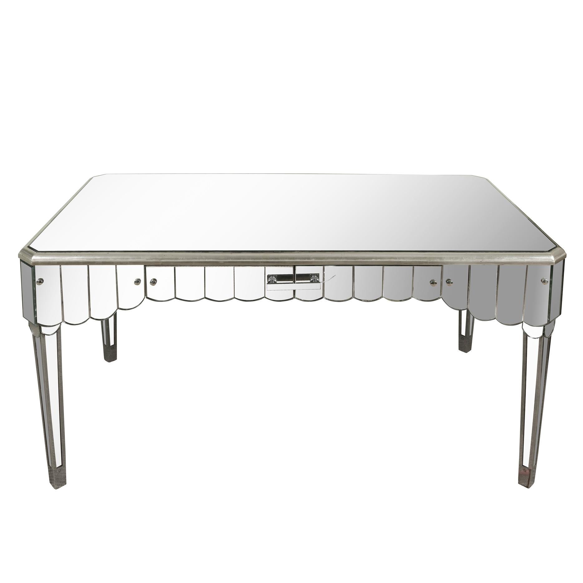 Cet élégant bureau ou meuble-lavabo vintage en miroir allie une beauté intemporelle à un design fonctionnel. Dotée d'un gracieux design festonné le long du tablier, cette pièce dégage une impression de sophistication raffinée. Le bureau comprend un