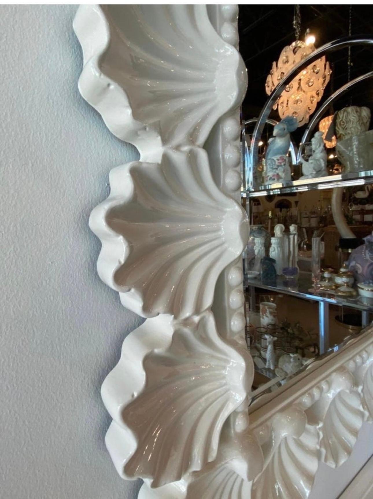 Vieux miroir mural festonné coquillage de Palm Beach laqué blanc doux en vente 3