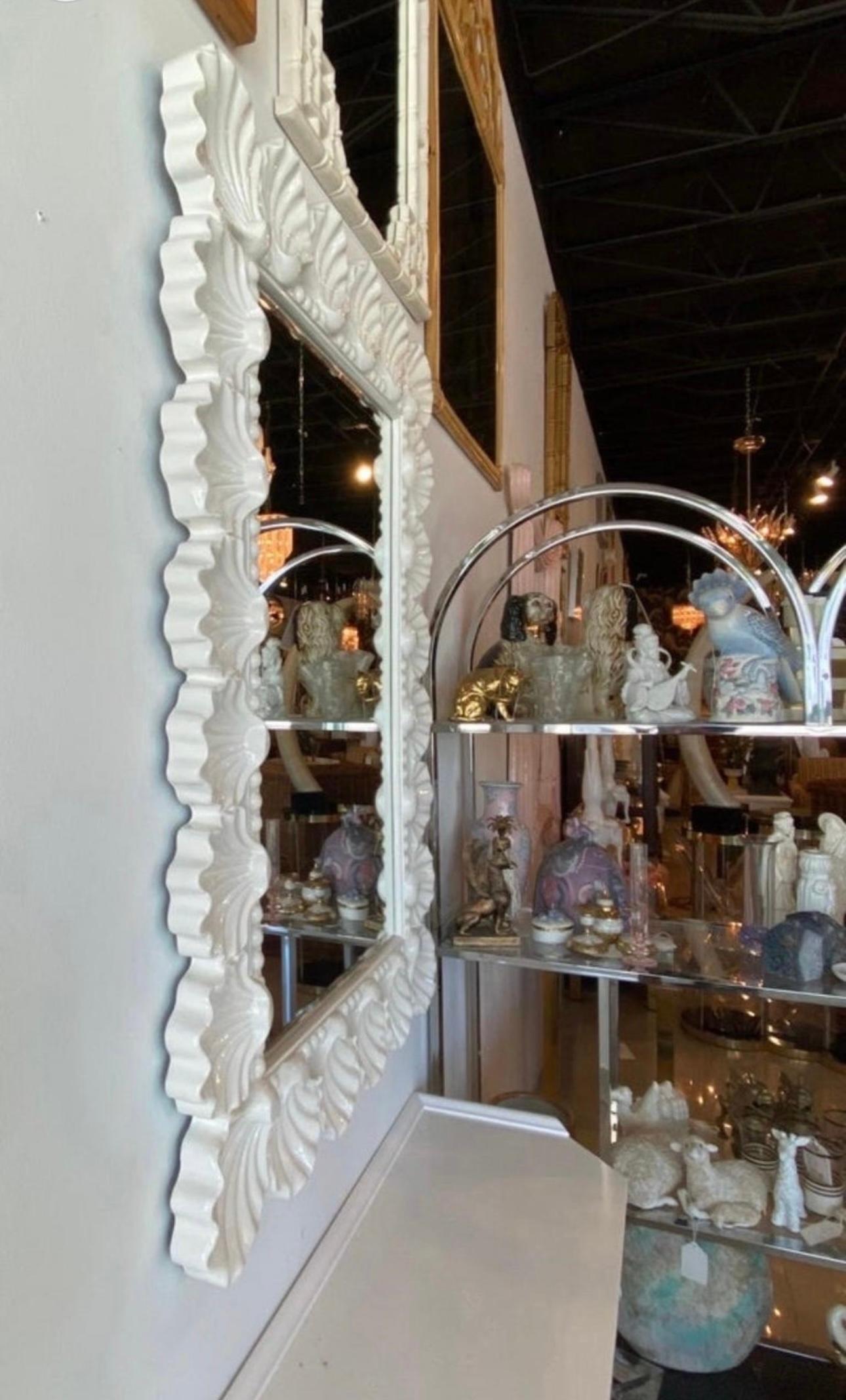 Vieux miroir mural festonné coquillage de Palm Beach laqué blanc doux en vente 4