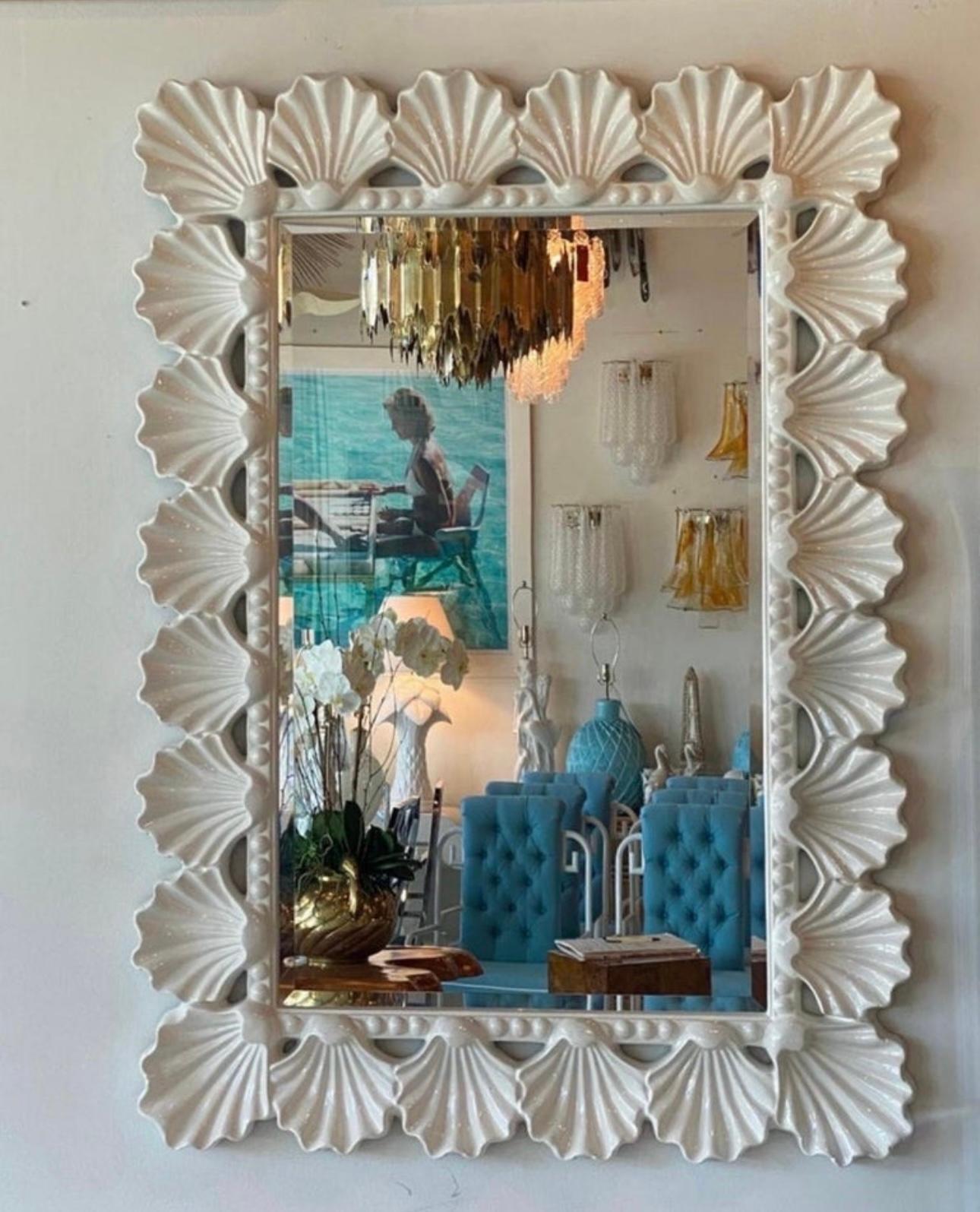 Quelle beauté ! Miroir mural vintage en coquillage festonné. Nouvellement laqué dans un blanc doux et brillant. J'aime les bords des coquillages qui ressemblent à des volants. Prêt à être accroché. Fabriqué en composite. Je suis heureux d'obtenir