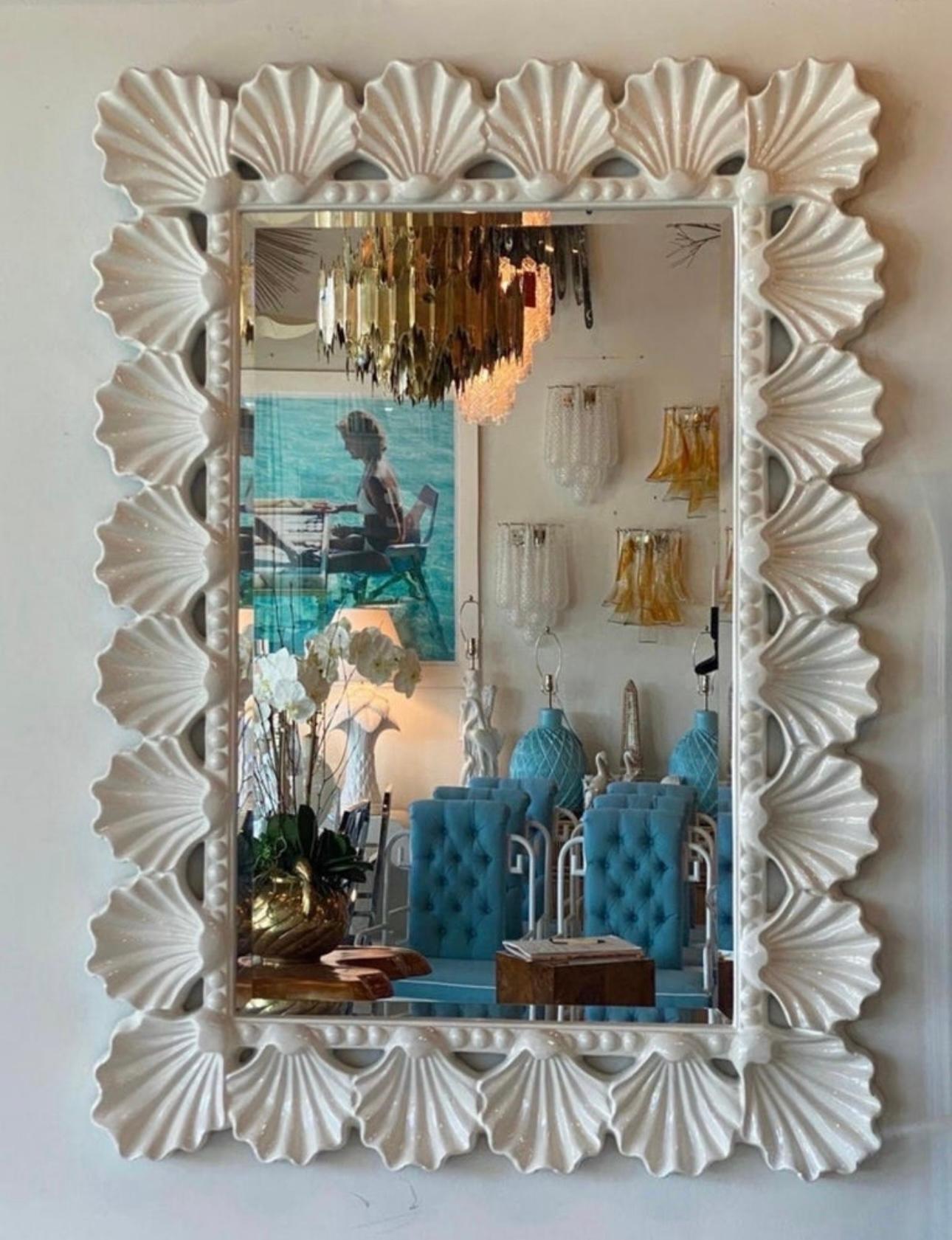 Hollywood Regency Vieux miroir mural festonné coquillage de Palm Beach laqué blanc doux en vente
