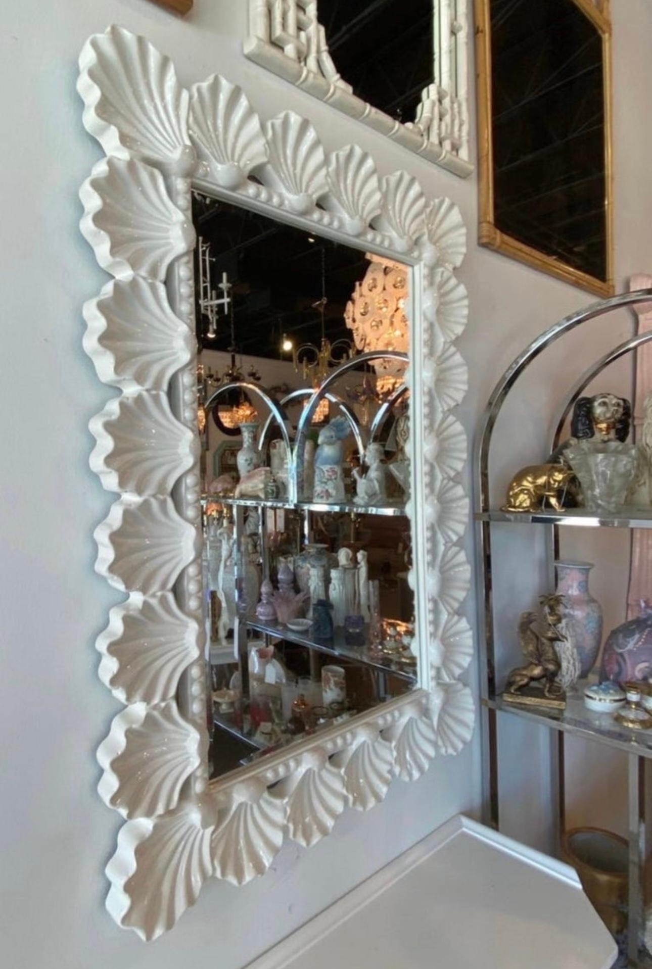 Américain Vieux miroir mural festonné coquillage de Palm Beach laqué blanc doux en vente
