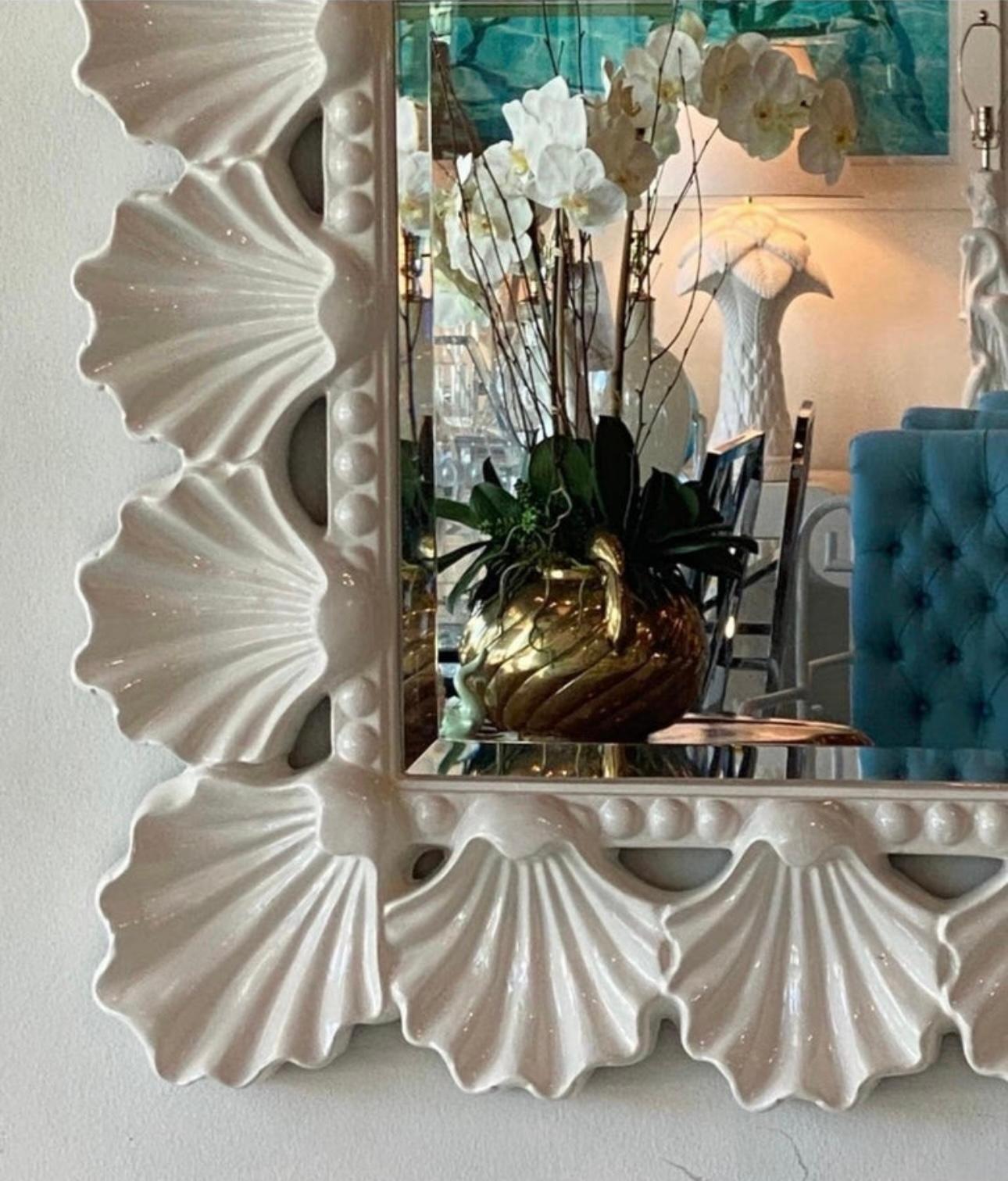 Fin du 20e siècle Vieux miroir mural festonné coquillage de Palm Beach laqué blanc doux en vente
