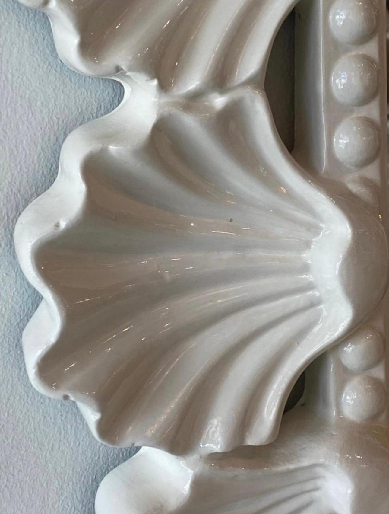 Miroir Vieux miroir mural festonné coquillage de Palm Beach laqué blanc doux en vente