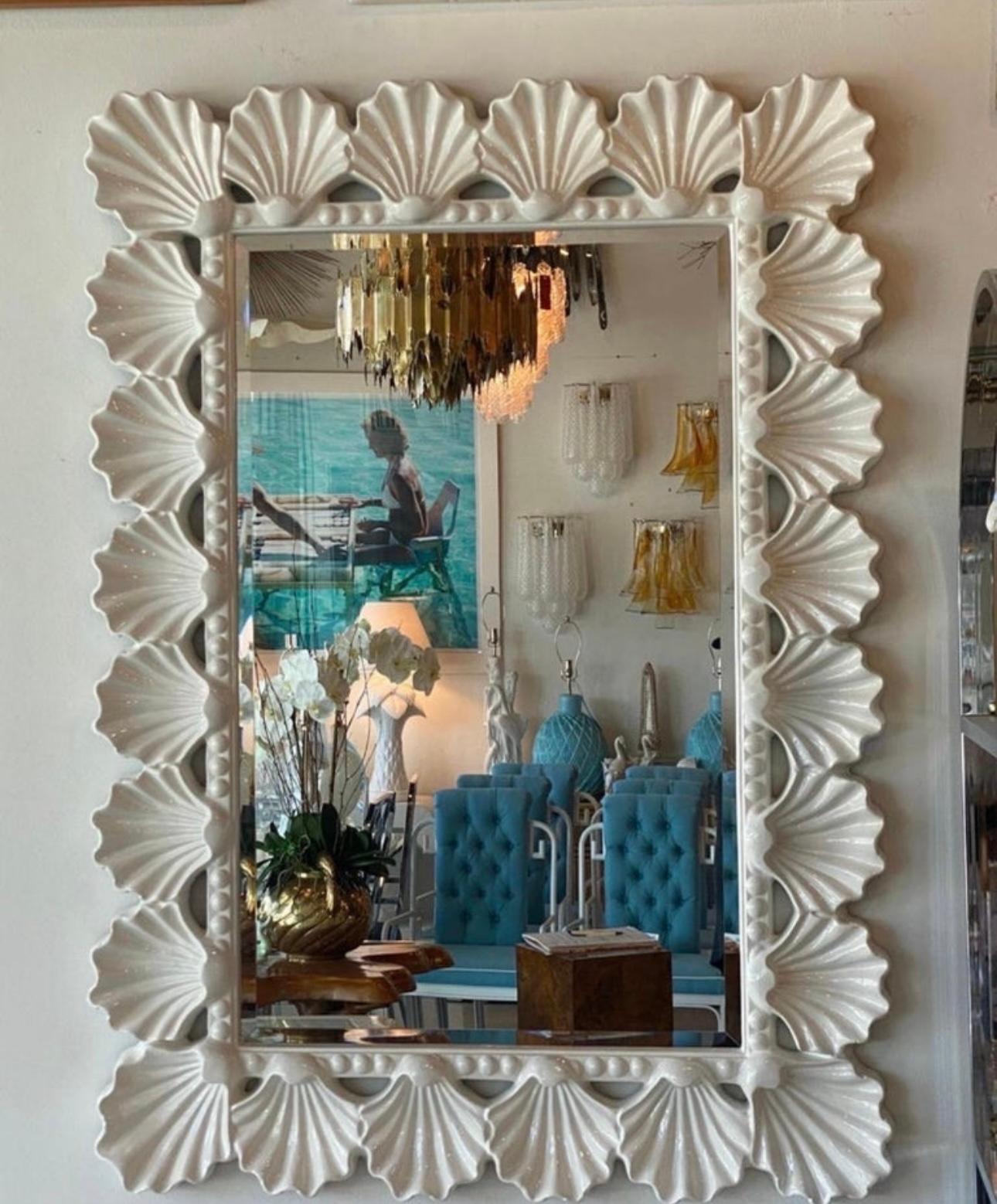 Vieux miroir mural festonné coquillage de Palm Beach laqué blanc doux en vente 1