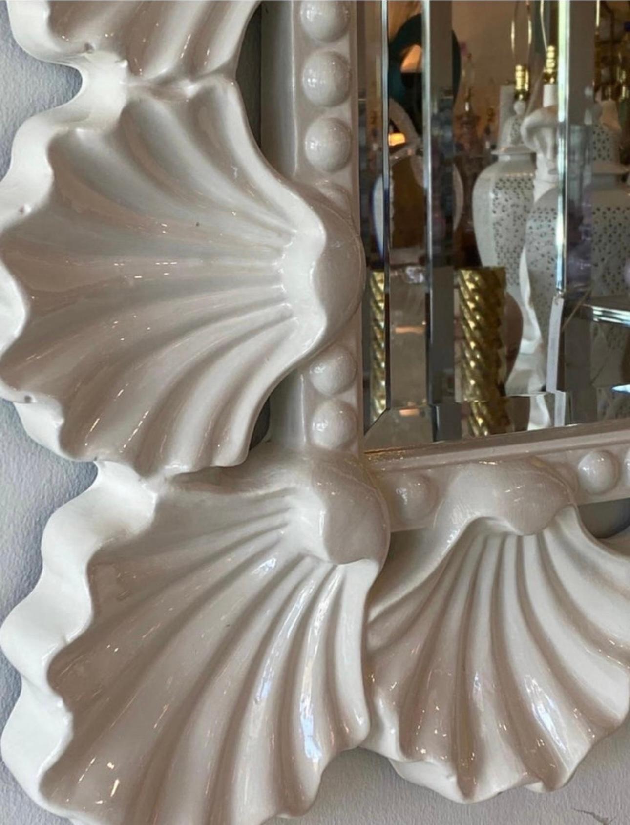 Vieux miroir mural festonné coquillage de Palm Beach laqué blanc doux en vente 2