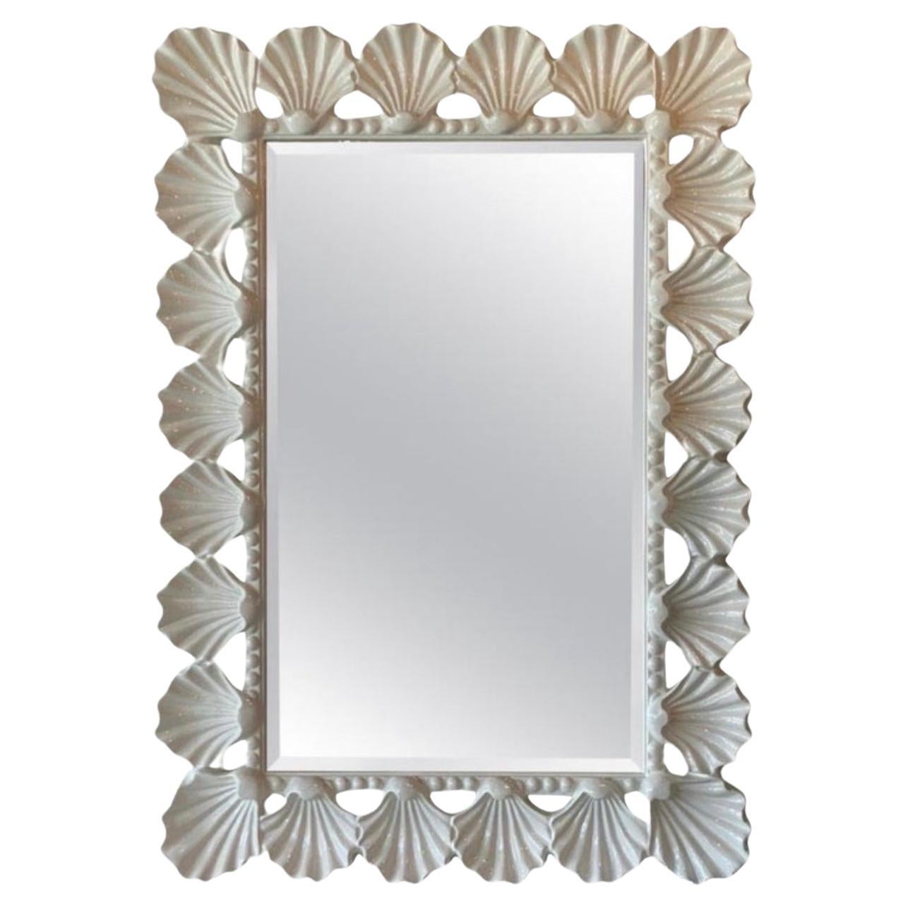 Vieux miroir mural festonné coquillage de Palm Beach laqué blanc doux