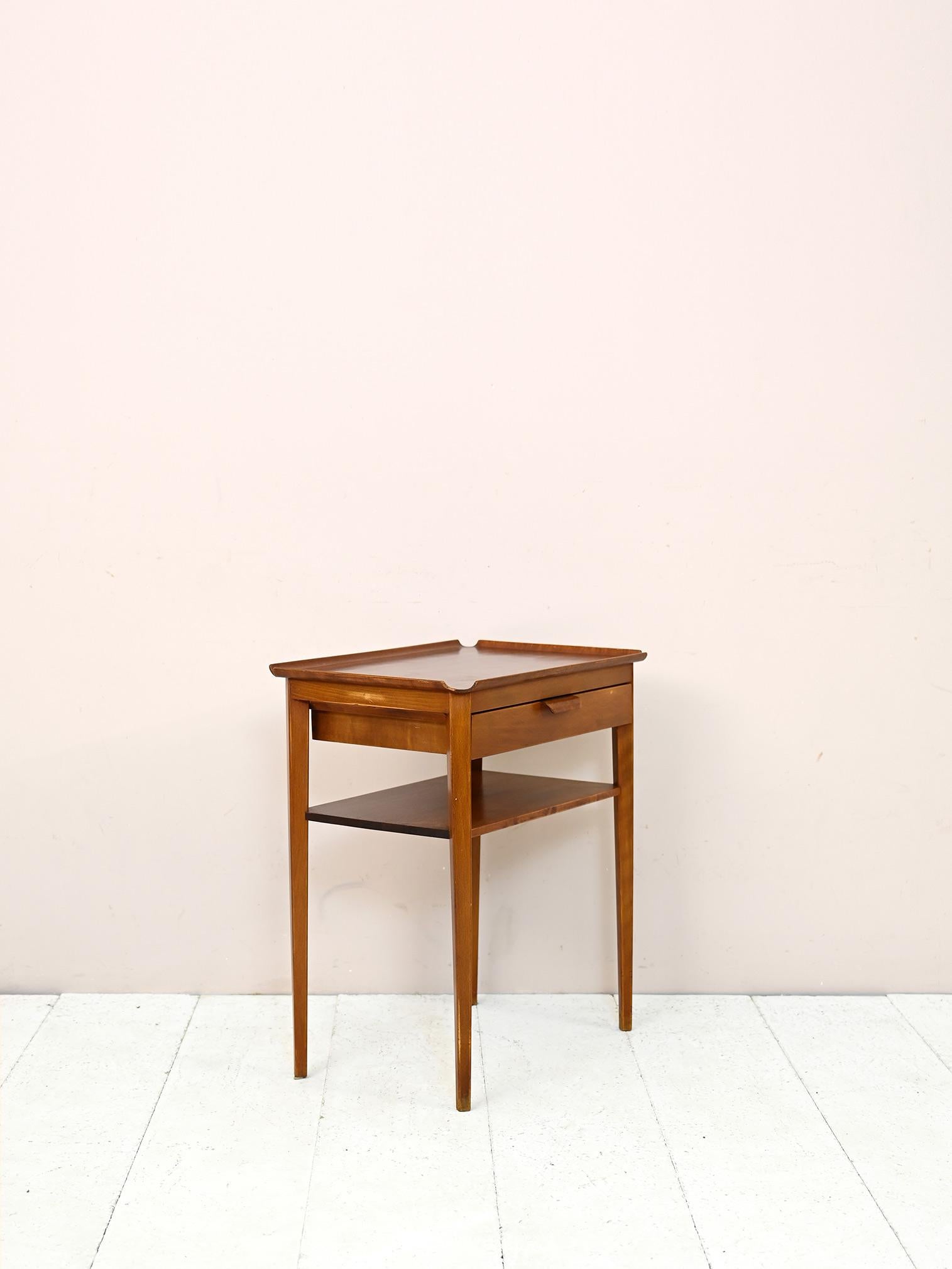 Nachttisch im Vintage-Scandi-Stil (Skandinavische Moderne) im Angebot