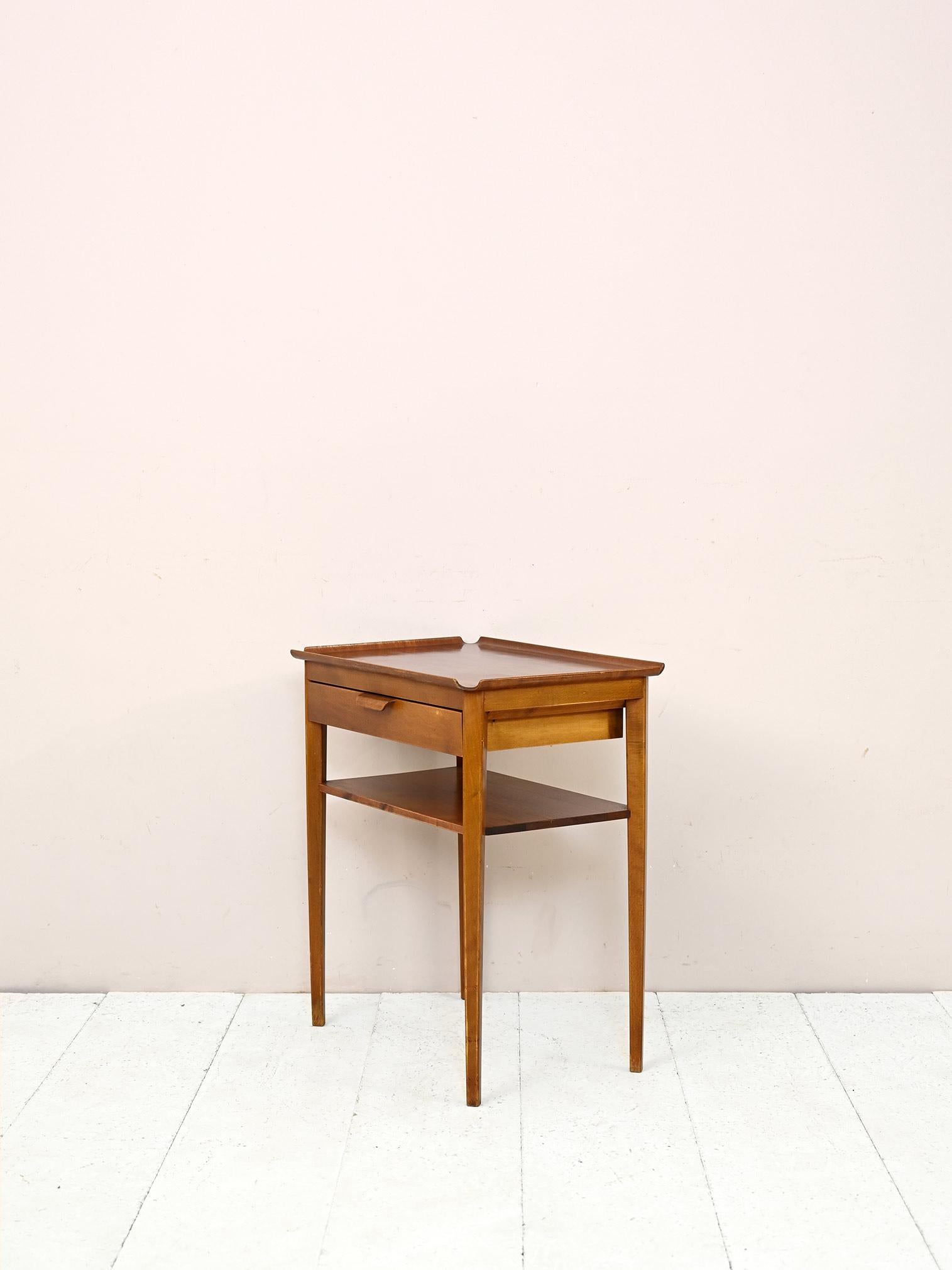 Nachttisch im Vintage-Scandi-Stil (Skandinavisch) im Angebot