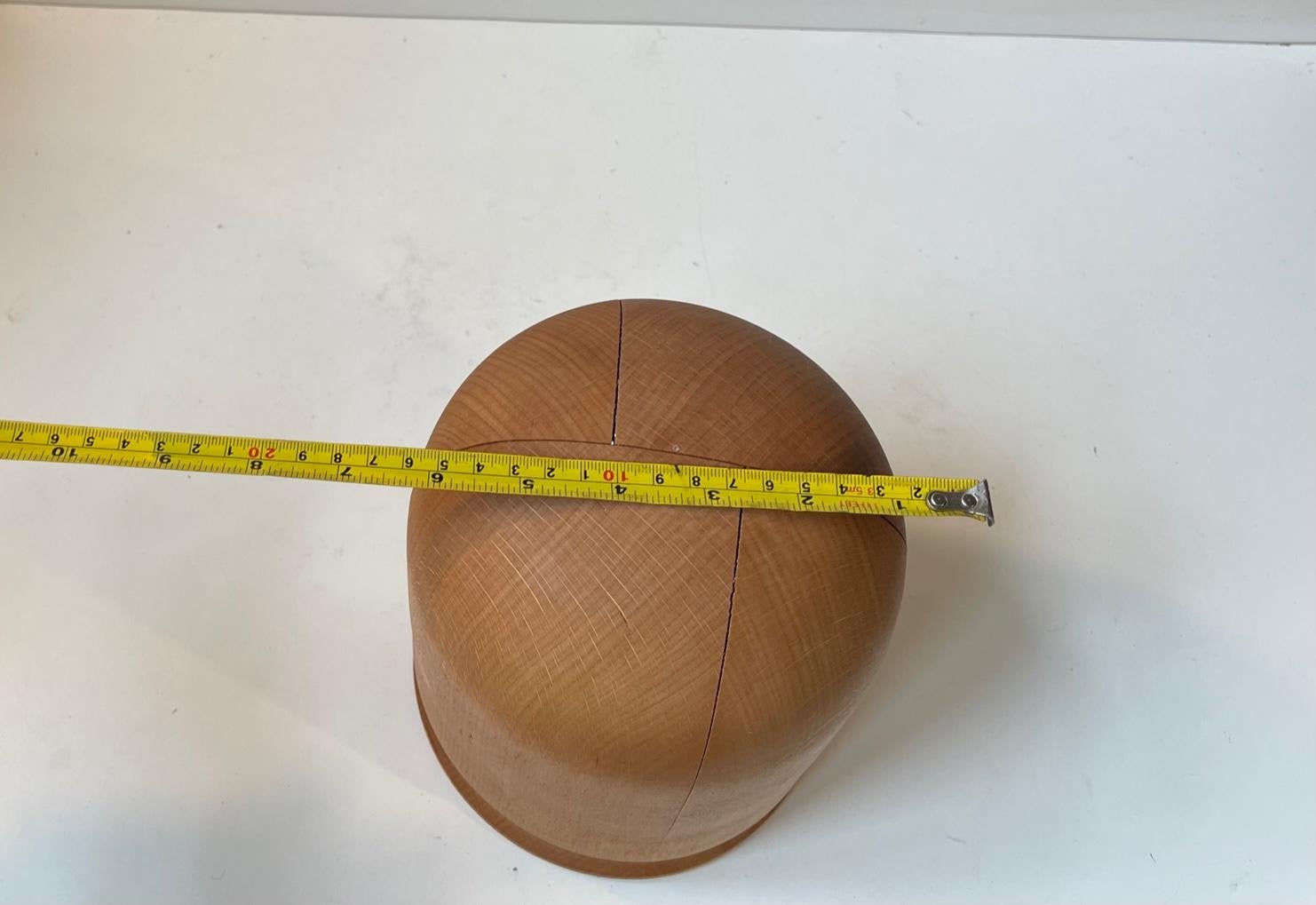 Vintage Scandinavian Adjustable Hat Head - Stand in Solid Pine, 1970s In Good Condition For Sale In Esbjerg, DK