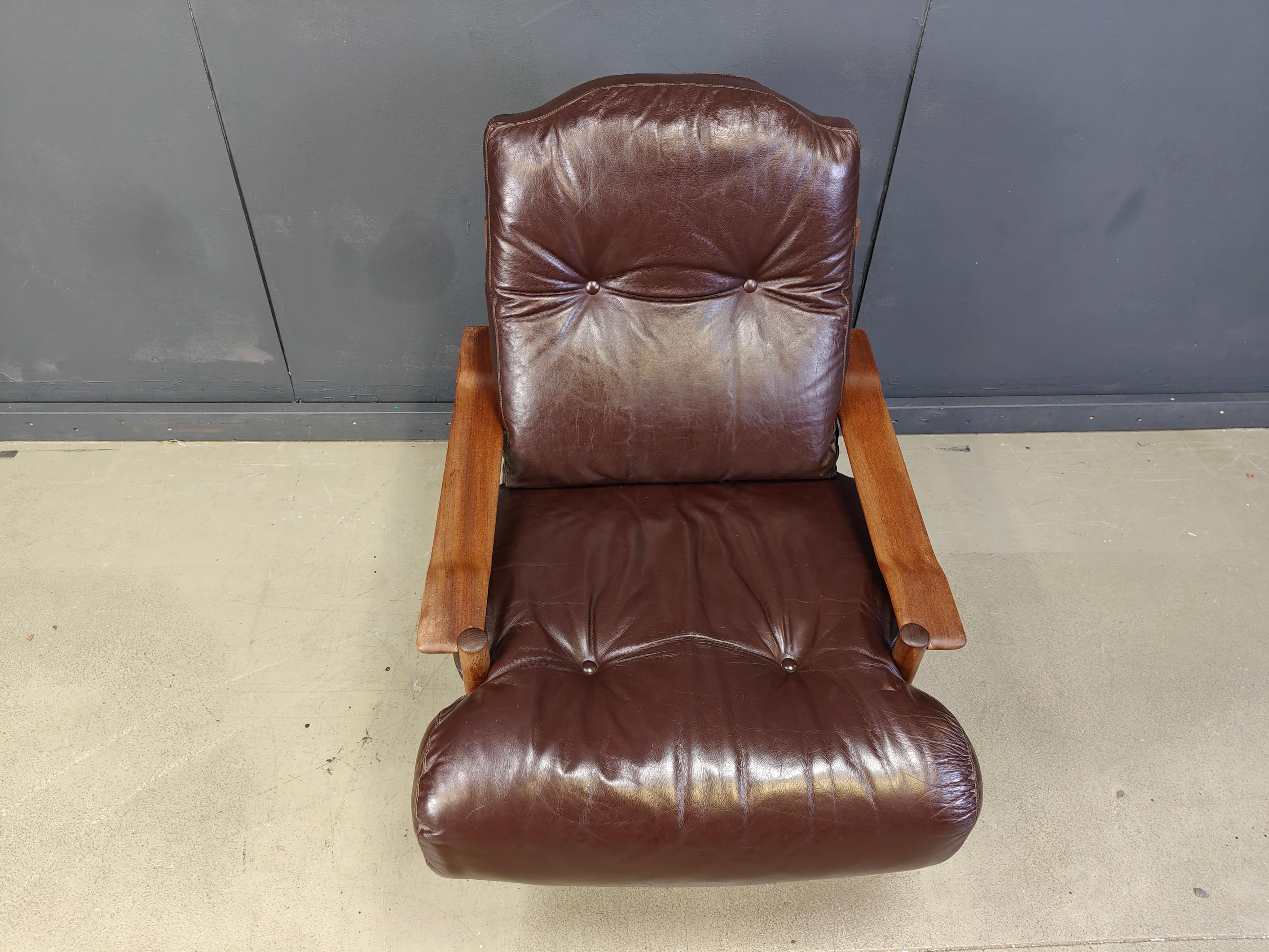 Eleganter Sessel aus Teakholz mit den originalen braunen Lederkissen.

Wunderschöne Kurven und gut gearbeiteter Rahmen.

Der Stuhl ist in gutem Zustand.

1960er Jahre - Dänemark

Höhe: 95 cm
Breite: 75 cm
Tiefe: 90cm
Sitzhöhe: 46cm

Ref:
